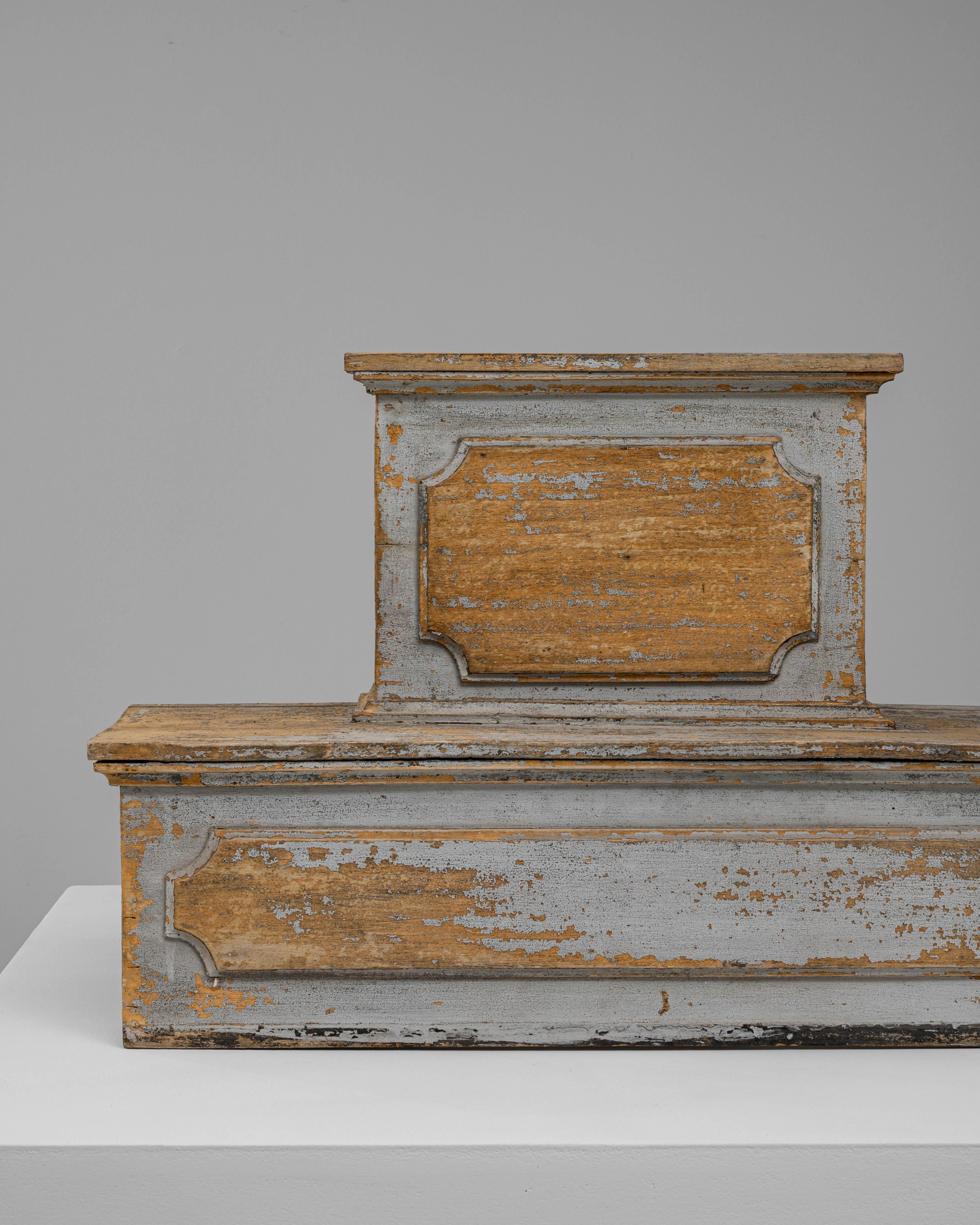 Ce piédestal en bois français du XIXe siècle présente une magnifique finition patinée qui met en évidence des décennies d'usure naturelle, une texture subtile et de douces traces de peinture d'origine. Conçue dans une forme architecturale en