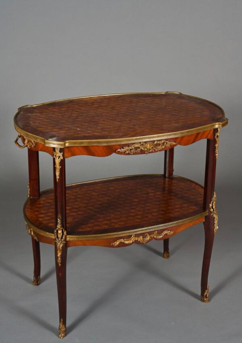 Marqueterie Table d'appoint française du 19ème siècle en placage de bois avec marqueterie de style Louis XV en vente