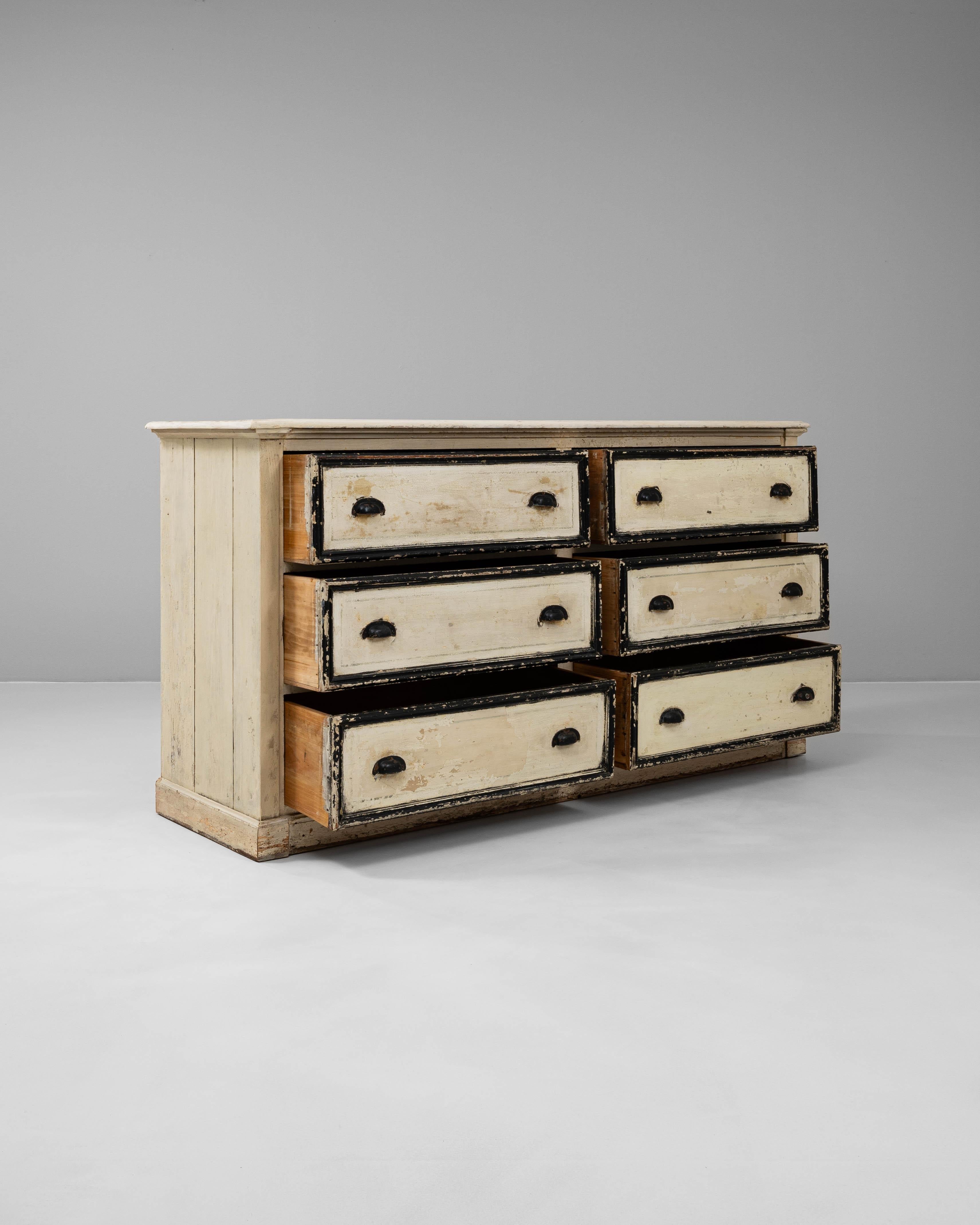 Cassettiera francese del XIX secolo in Wood White Patinated In condizioni buone in vendita a High Point, NC