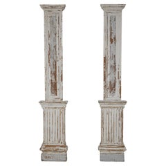 Colonne in legno francese del XIX secolo patinate di bianco, una coppia