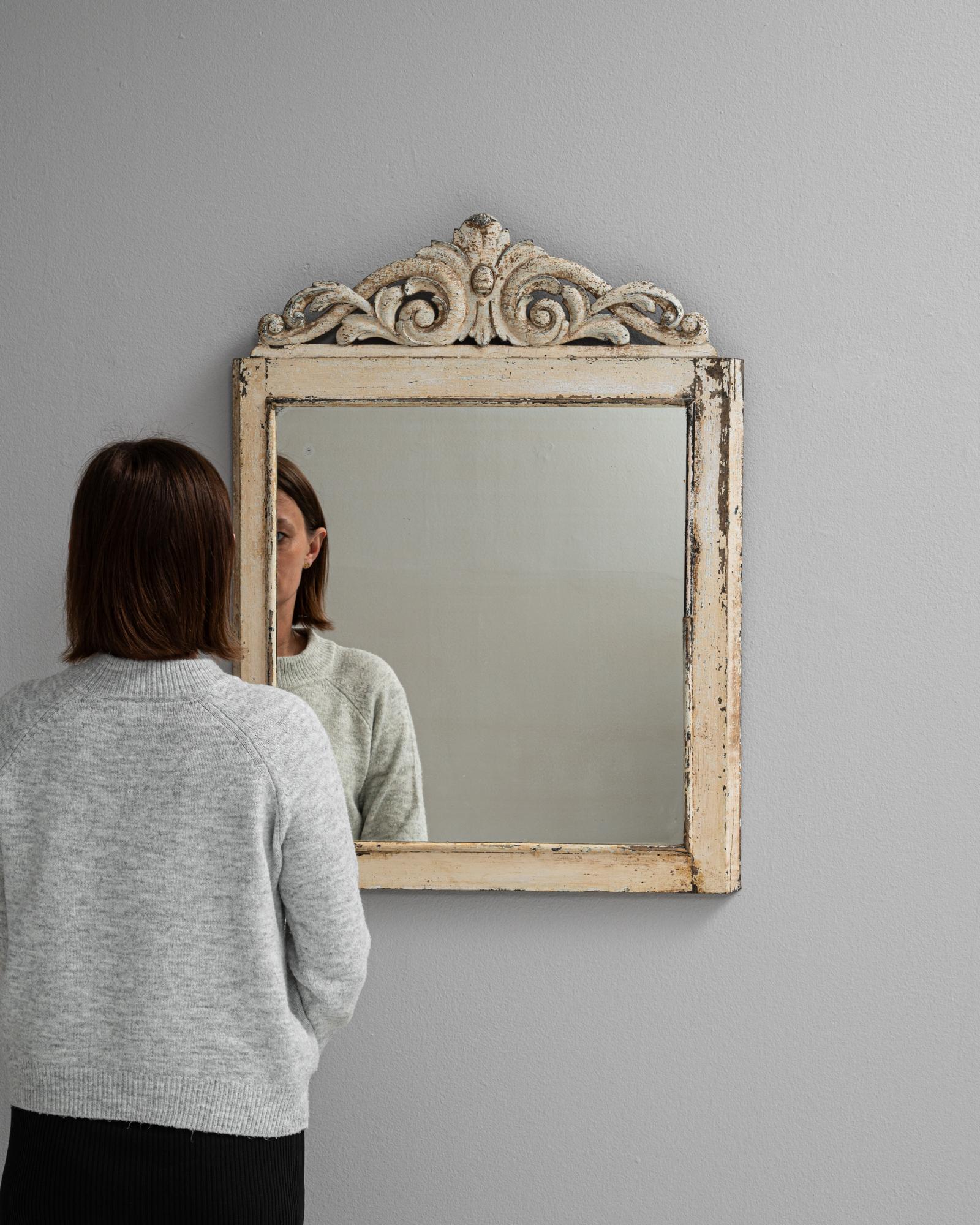 Eleganza senza tempo per questo specchio francese del XIX secolo in Wood Wood Patinato Bianco. Questo specchio antico è caratterizzato da una cornice in legno splendidamente dettagliata con una finitura patinata bianca, che emana un affascinante