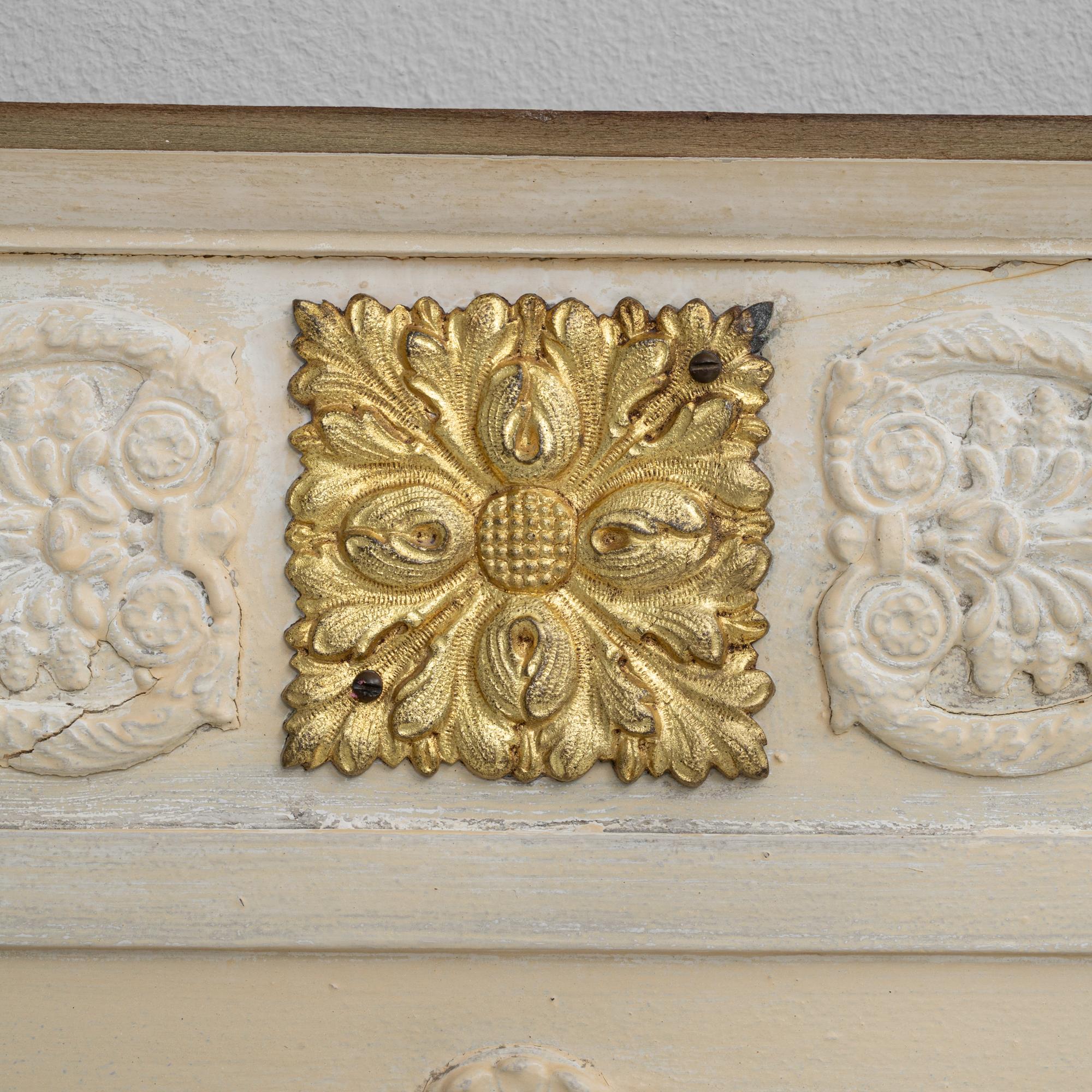 Tocador Francés del Siglo XIX de Madera Patinada Blanca en venta 5