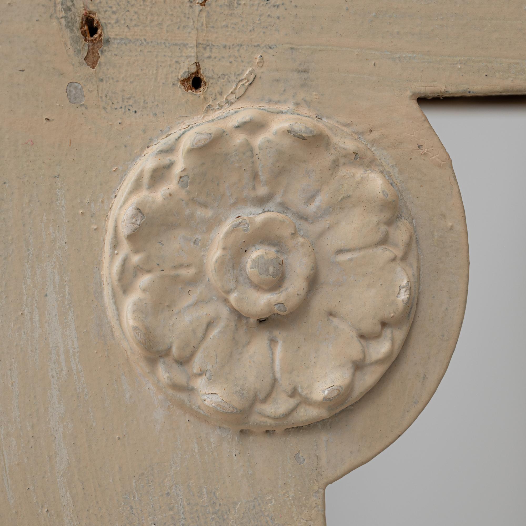 Tocador Francés del Siglo XIX de Madera Patinada Blanca en venta 10