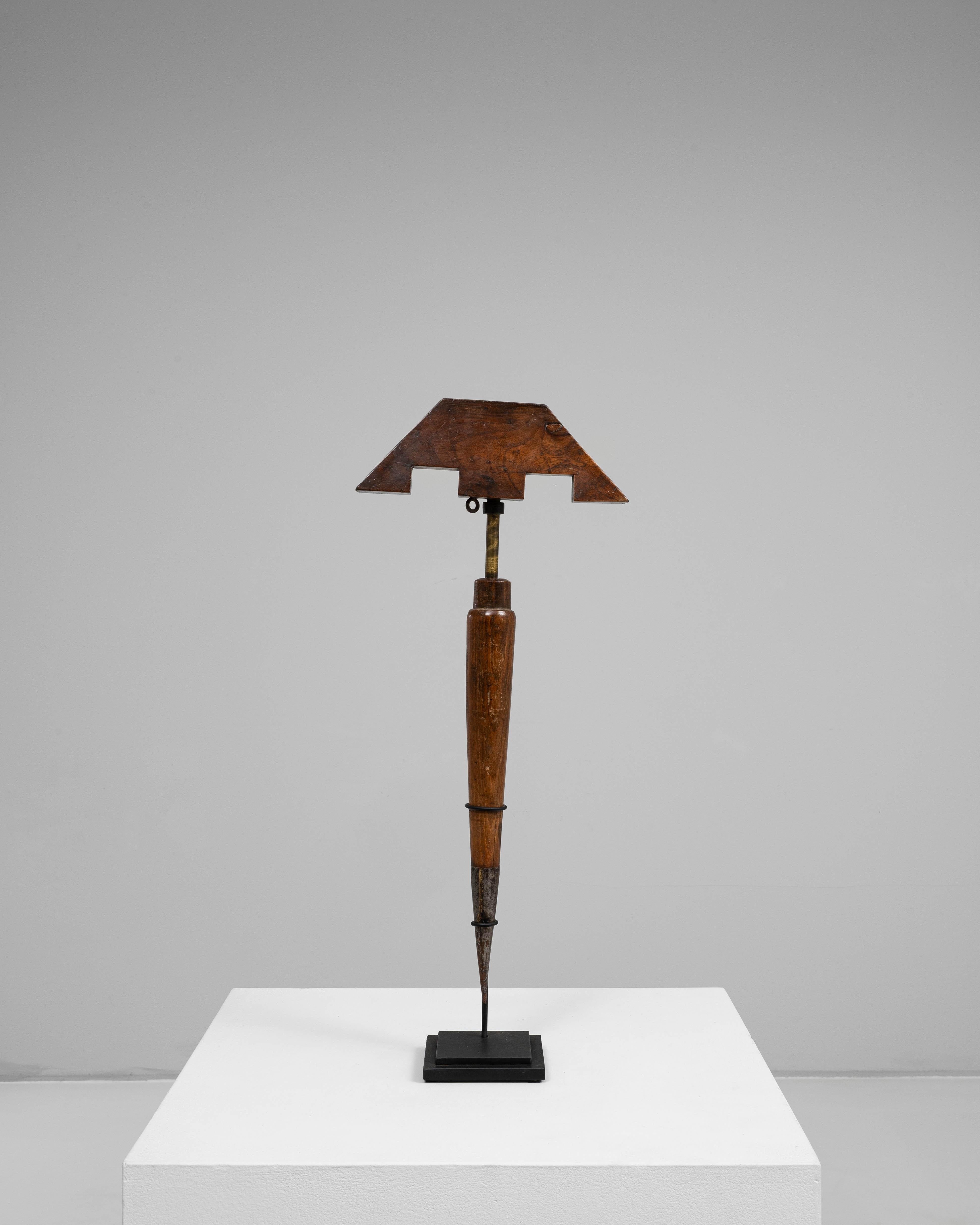 Ce leurre à oiseaux en bois français du XIXe siècle incarne le charme de l'artisanat rural et de la tradition de la chasse ancienne. Sculptée à la main dans du bois massif, cette pièce présente une forme géométrique d'oiseau stylisé montée sur une