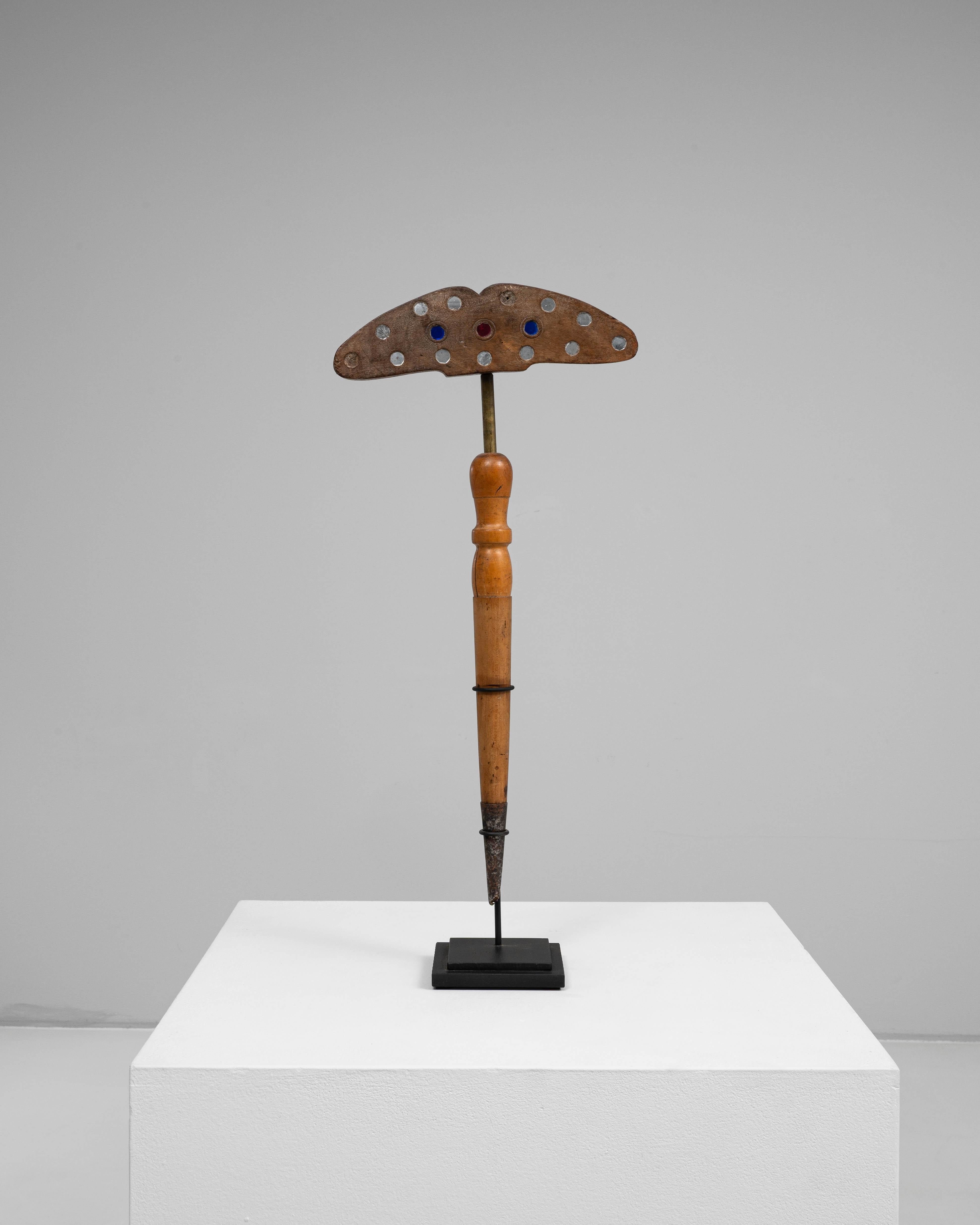 Questa esca per uccelli francese del XIX secolo è un raro esempio di arte popolare funzionale trasformata in oggetto scultoreo. Scolpito a mano nel legno, presenta un'ampia forma ad ala ornata da intarsi circolari dipinti in blu, rosso e bianco, un