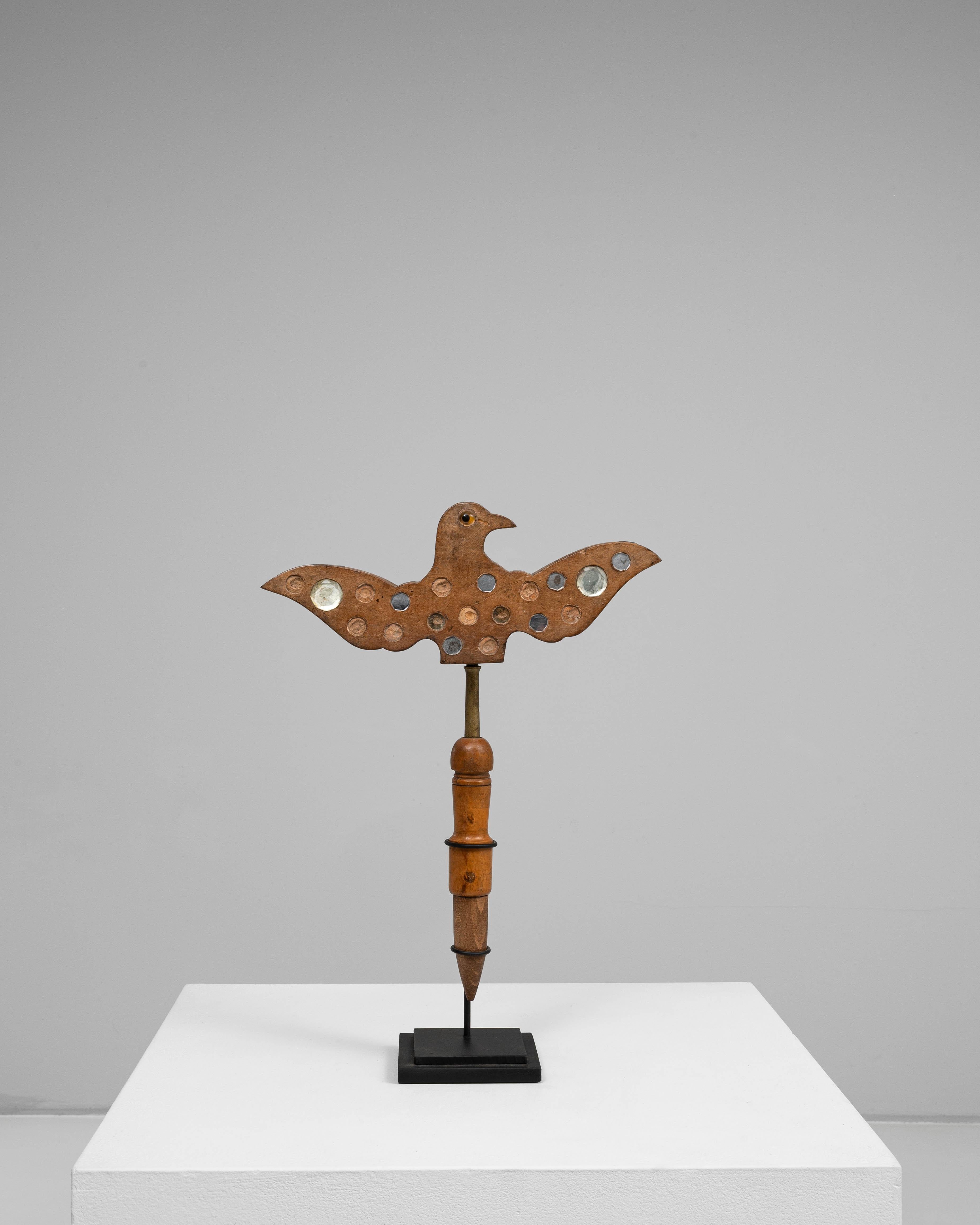 Questa esca per uccelli in legno francese del XIX secolo è un pezzo notevole di ingegno e abilità rurale. Scolpito a mano nella forma stilizzata di un uccello con le ali spiegate, è ornato da dischi intarsiati colorati che un tempo servivano a