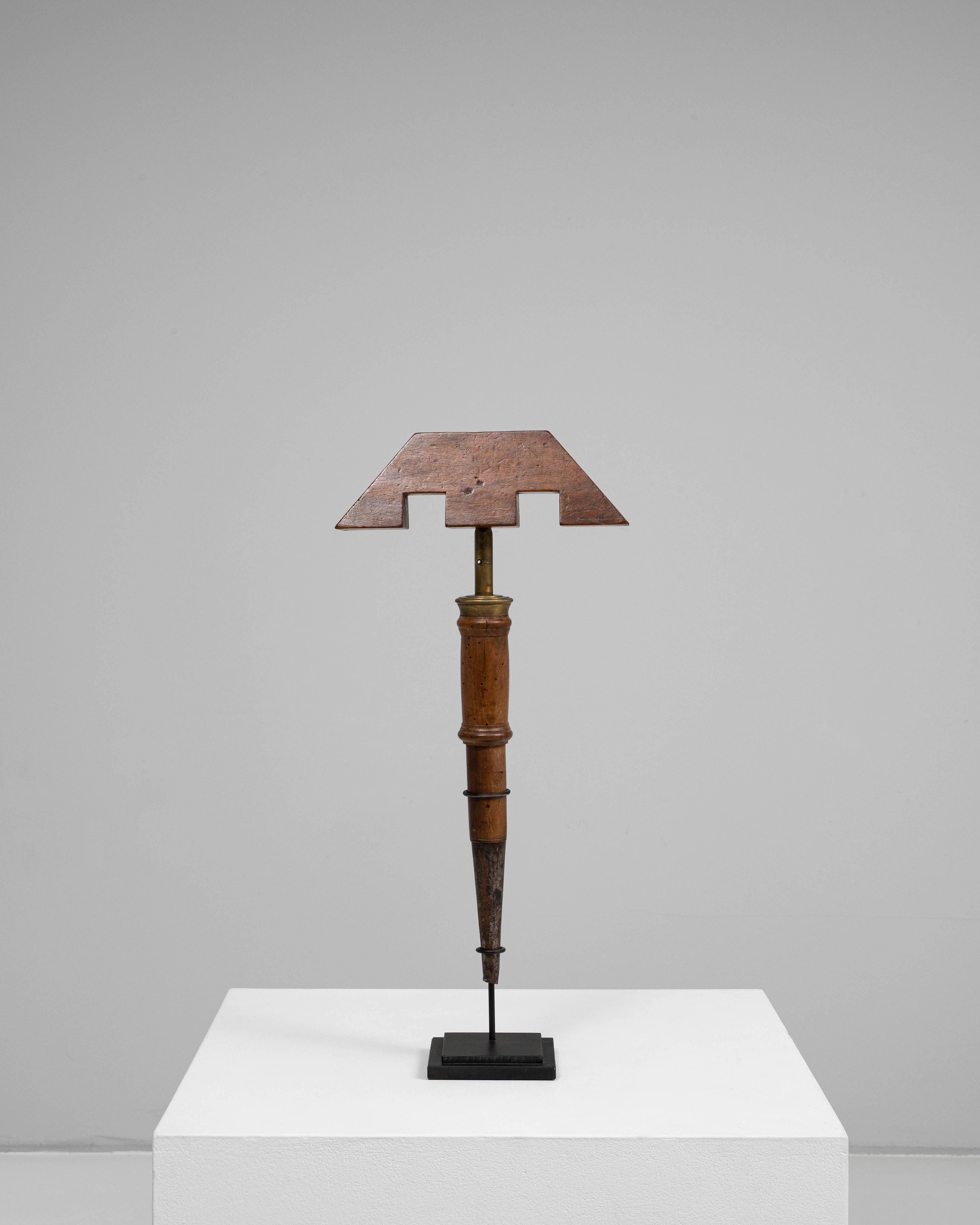 Este señuelo de madera francés del siglo XIX para pájaros es un sorprendente ejemplo de artesanía popular y de la primitiva tradición cinegética. Tallada a mano en una forma geométrica, la pieza fue diseñada para imitar el movimiento y la luz,