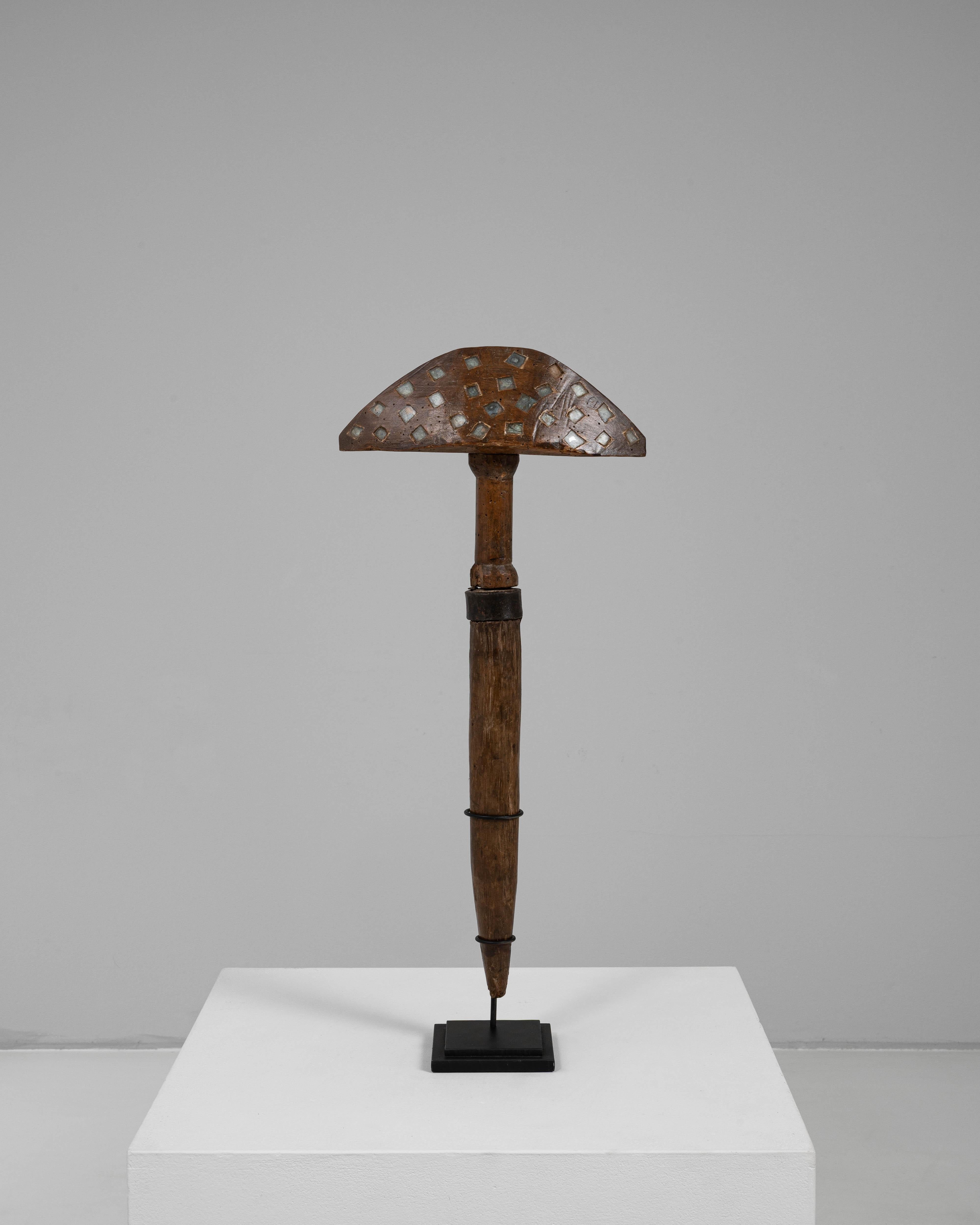 Ce leurre en bois français du XIXe siècle est un artefact exceptionnel de l'artisanat rural, utilisé autrefois pour la chasse traditionnelle aux oiseaux. Sculpté à la main dans du bois massif, le plateau en forme de croissant est incrusté de petits