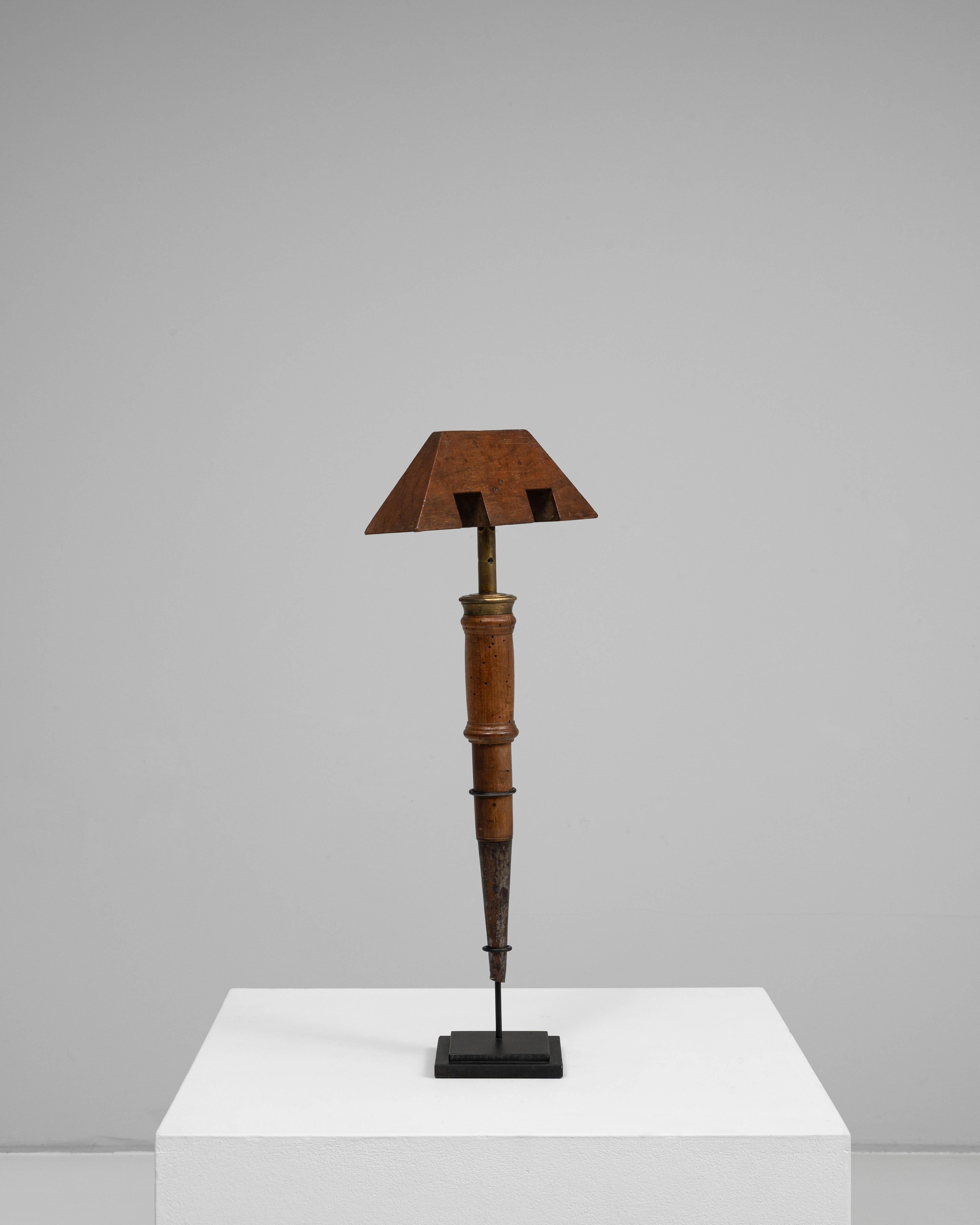 Señuelo francés de madera para pájaros del siglo XIX sobre soporte de metal en Bueno estado para la venta en High Point, NC