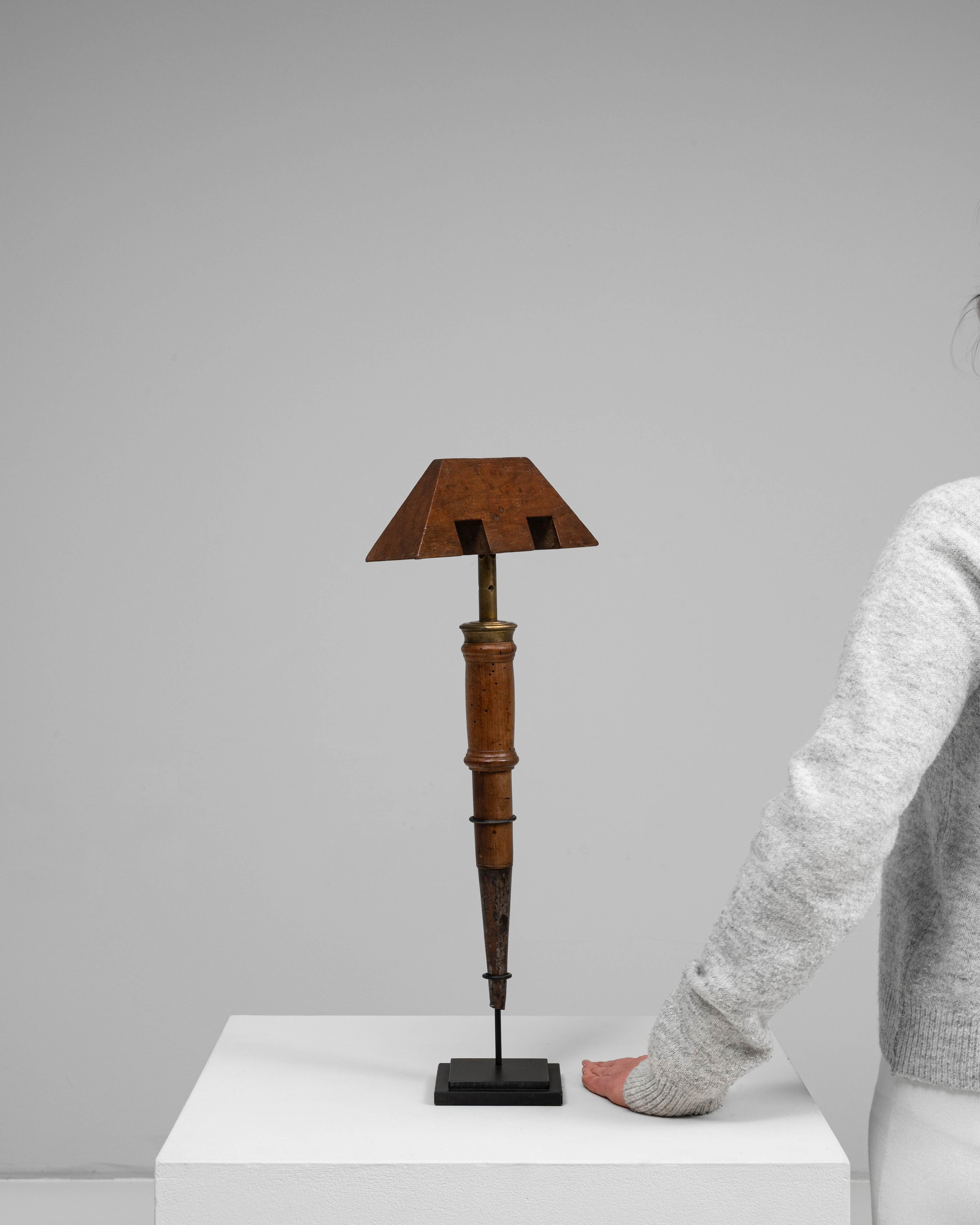 Señuelo francés de madera para pájaros del siglo XIX sobre soporte de metal Madera en venta