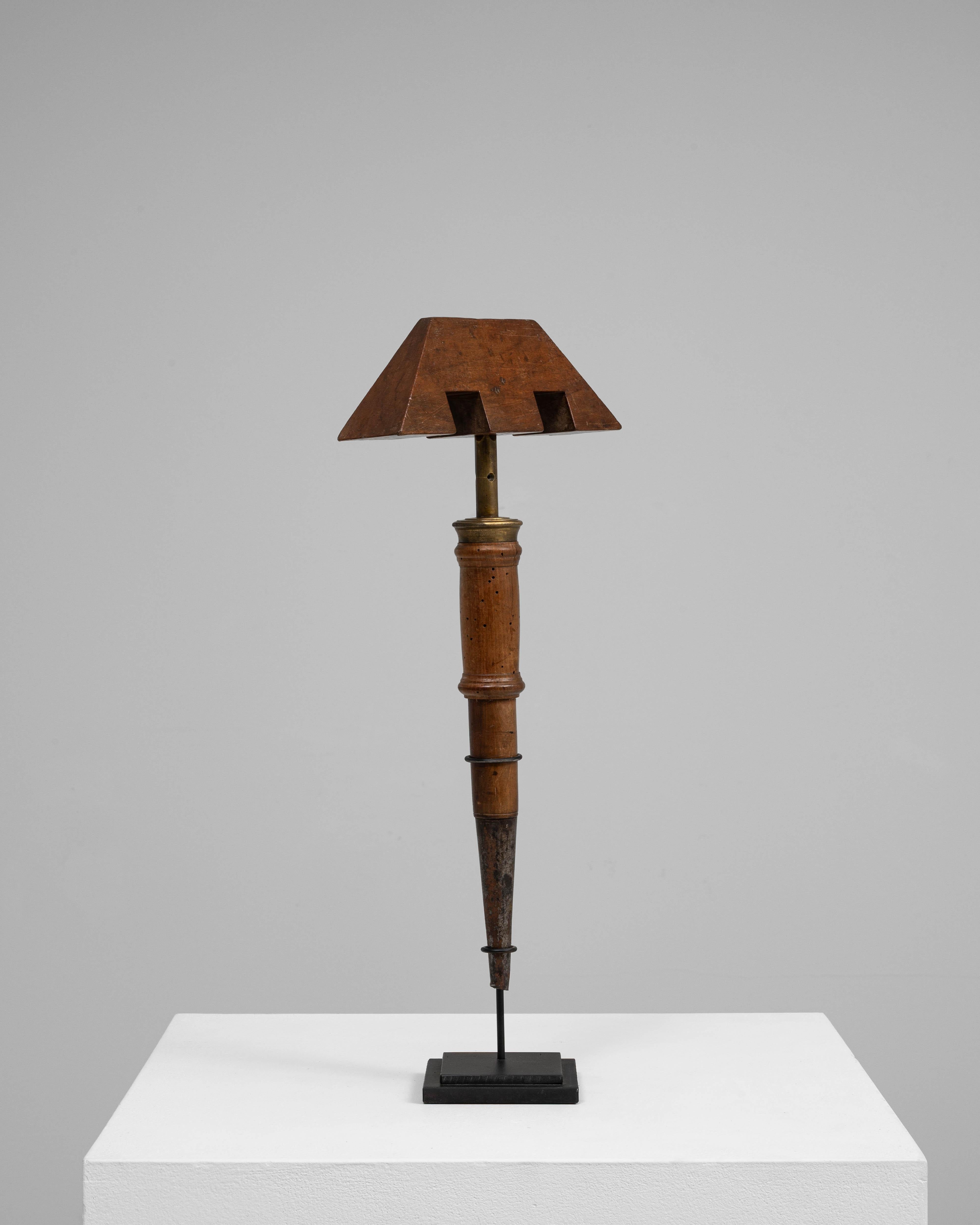 Señuelo francés de madera para pájaros del siglo XIX sobre soporte de metal en venta 1