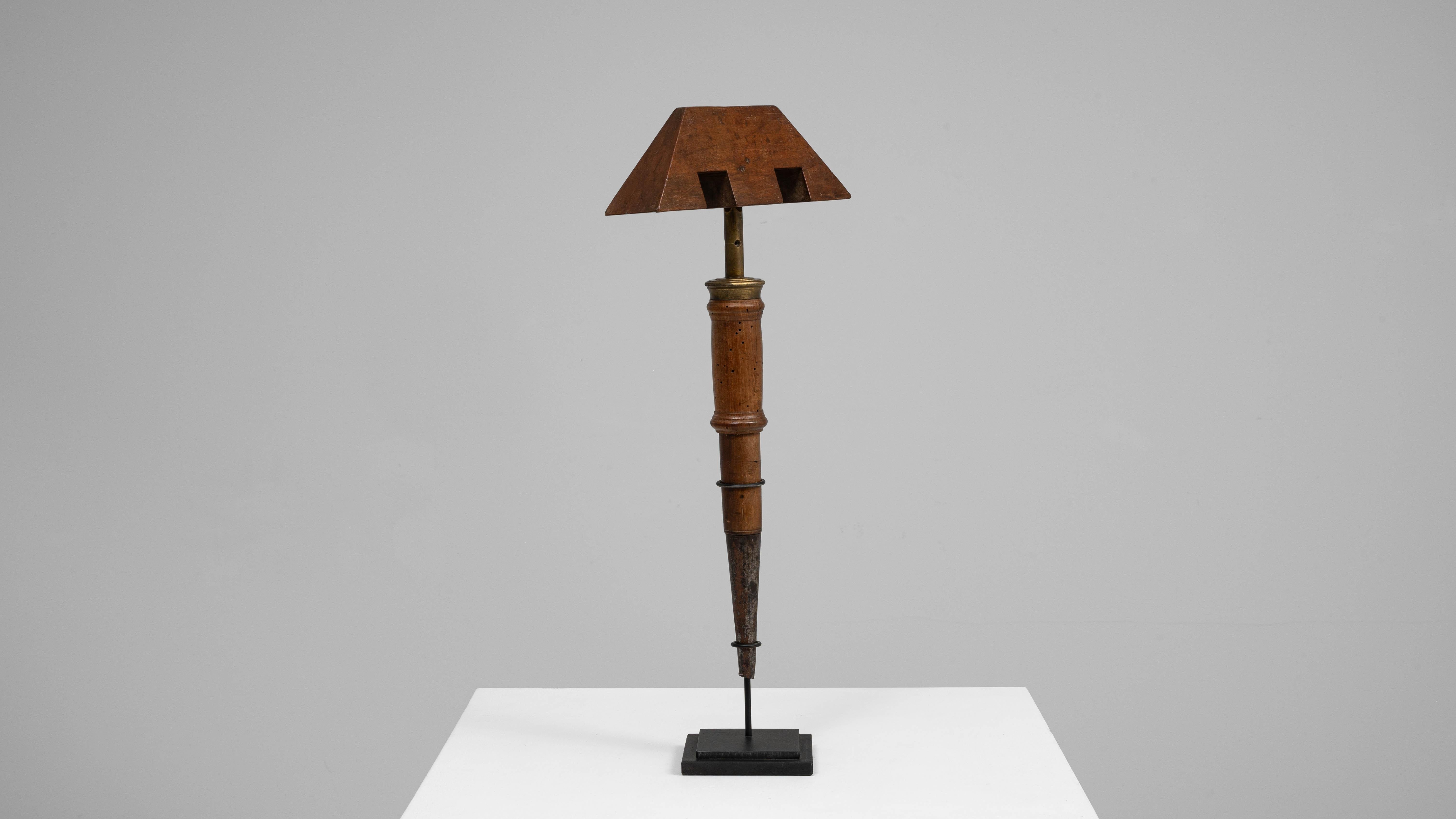 Señuelo francés de madera para pájaros del siglo XIX sobre soporte de metal en venta 2