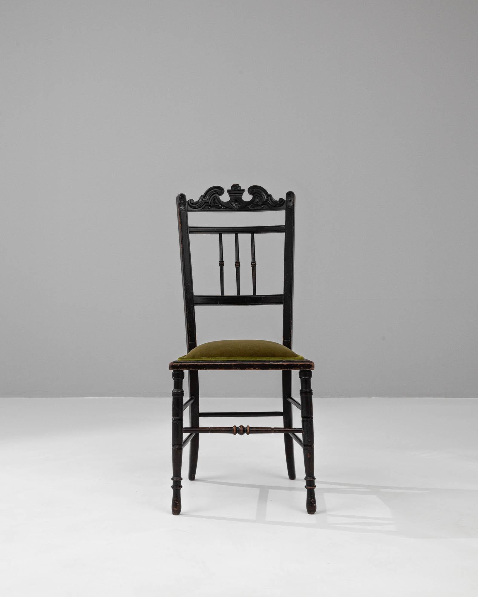 Voici la quintessence du charme parisien sous la forme de cette chaise de bistrot française en bois du XIXe siècle. Une étonnante silhouette d'ornements sculptés à la main orne la traverse supérieure, offrant une touche d'élégance rococo, tandis que