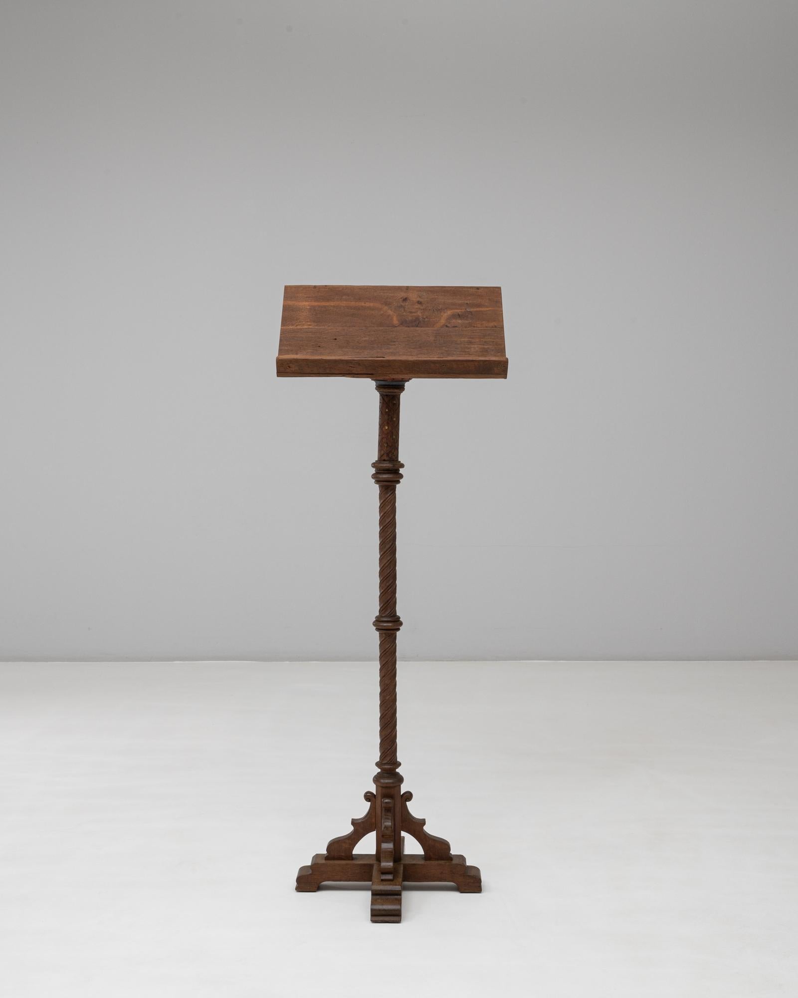 Ce présentoir à livres en bois français du XIXe siècle, à la patine d'origine, est un exemple raffiné d'artisanat ecclésiastique et de design intemporel. Sculptée de manière experte dans du bois massif, elle se compose d'une colonne torsadée et