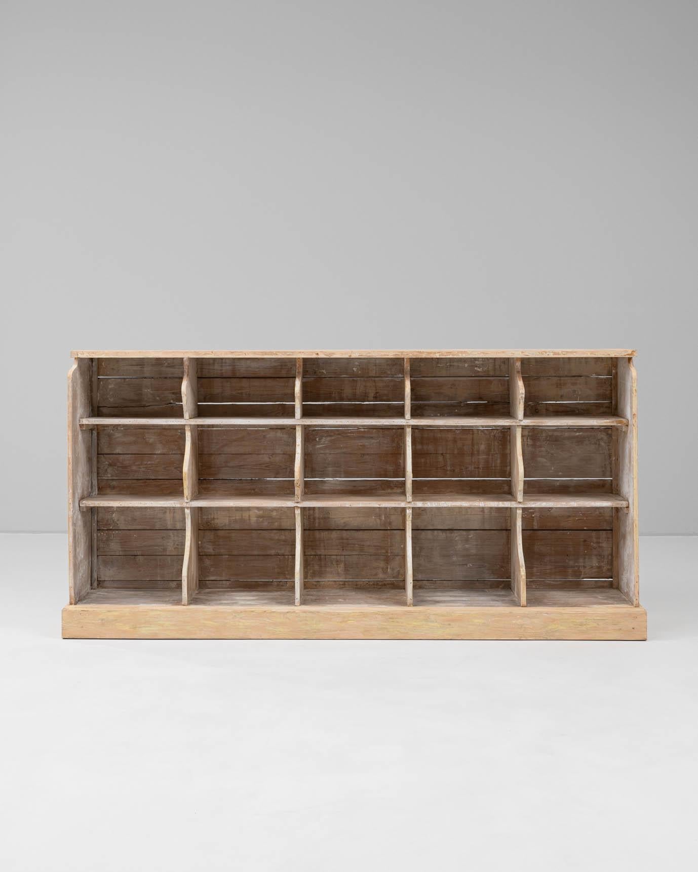 Questa libreria in legno francese del XIX secolo offre un meraviglioso mix di fascino rustico e praticità. Realizzato in legno massiccio con una patina naturale invecchiata, presenta molteplici scomparti in stile cubby divisi da supporti