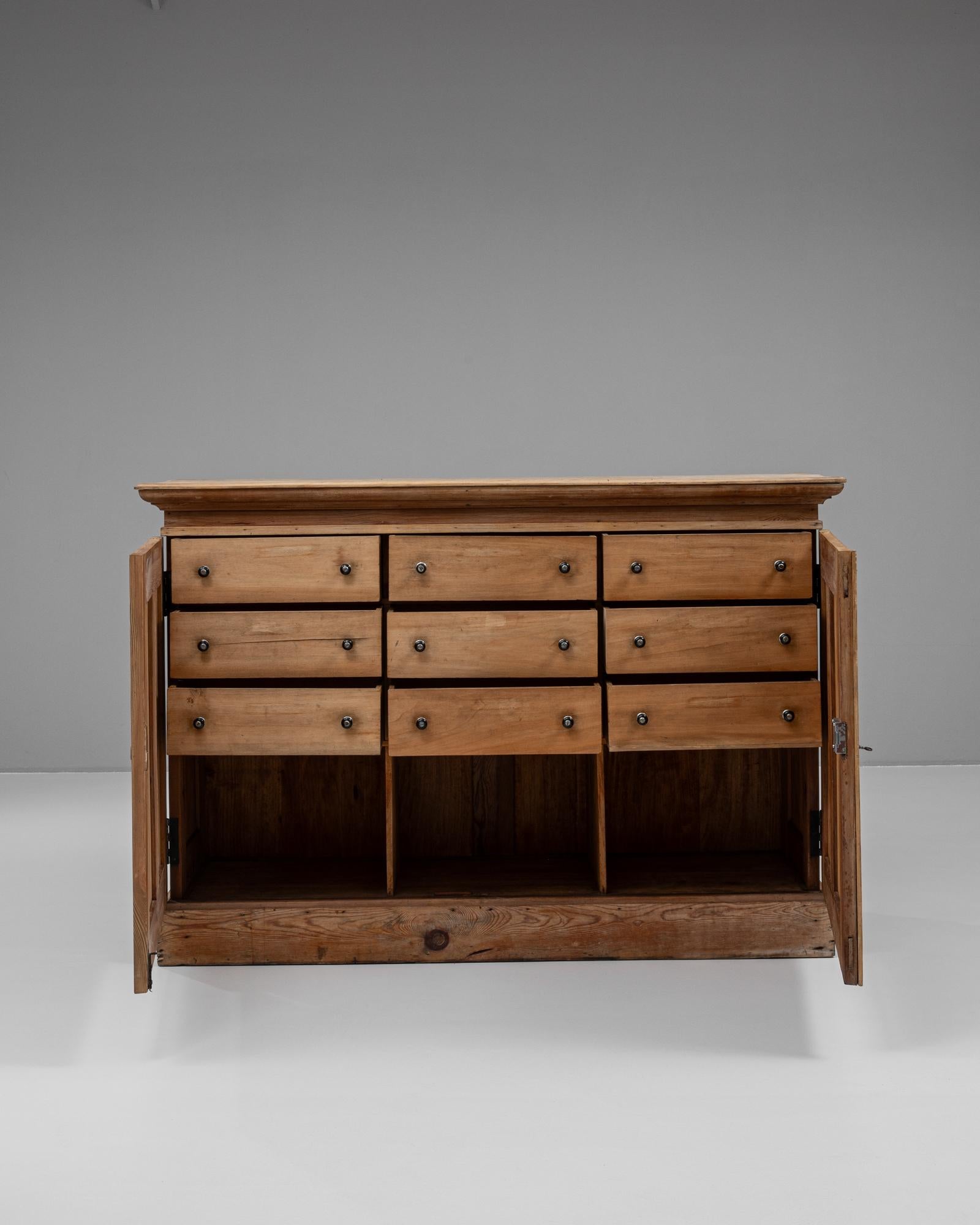 Questo buffet francese in legno del XIX secolo incarna l'eleganza classica con un tocco rustico, rendendolo un'aggiunta eccezionale agli interni tradizionali e di ispirazione vintage. Realizzato in legno massiccio, la sua finitura naturale mette in