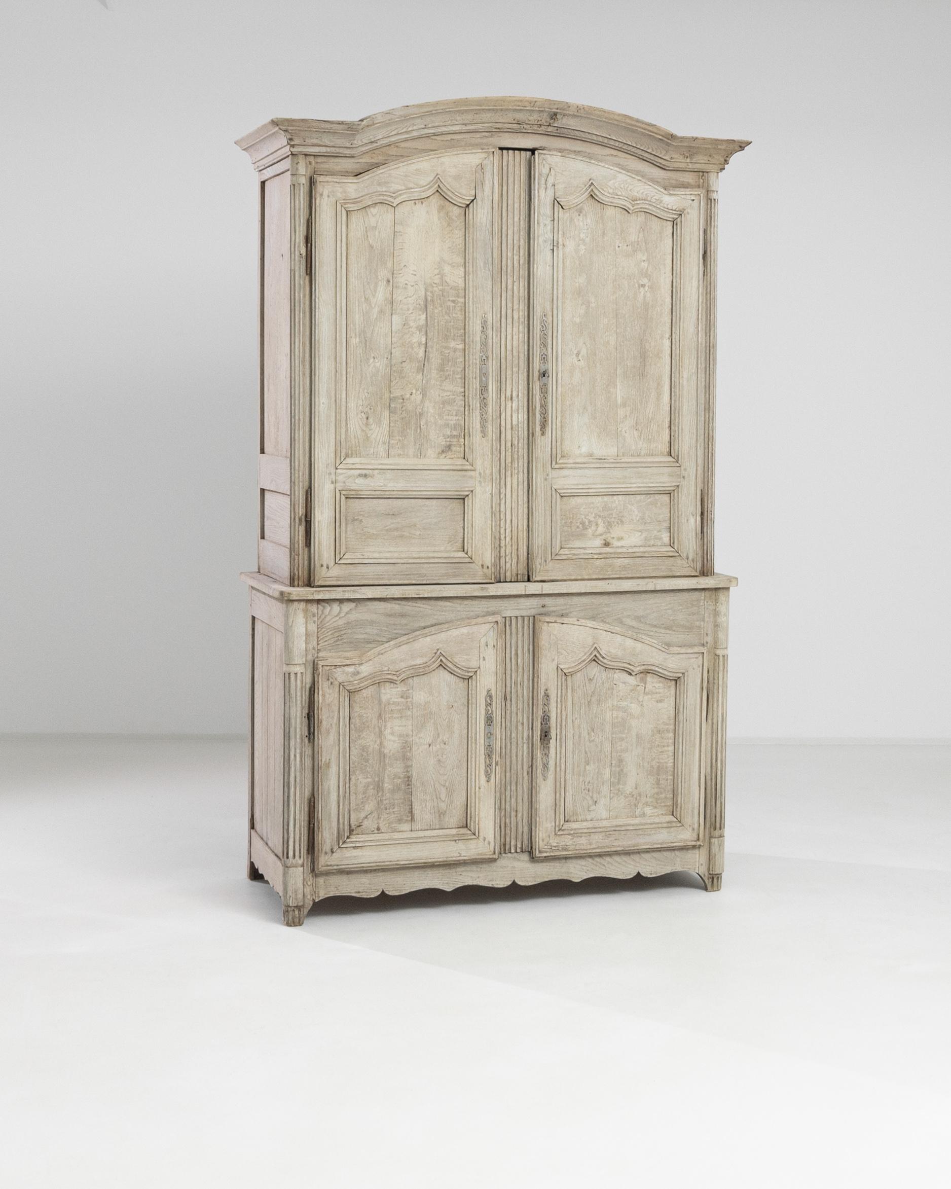 Un mobile in legno del XIX secolo prodotto in Francia. Poggiato su piedi a staffa scanalati, questo grande mobile a due casse presenta un piano modellato, un grembiule smerlato e bordi scanalati torniti. L'esterno è stato restaurato in una tonalità