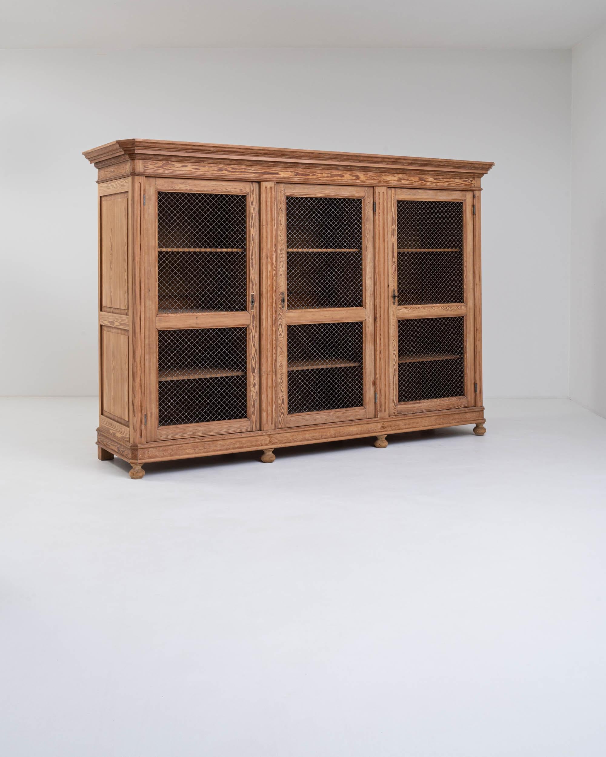 Cabinet en bois français du 19ème siècle Bon état - En vente à High Point, NC