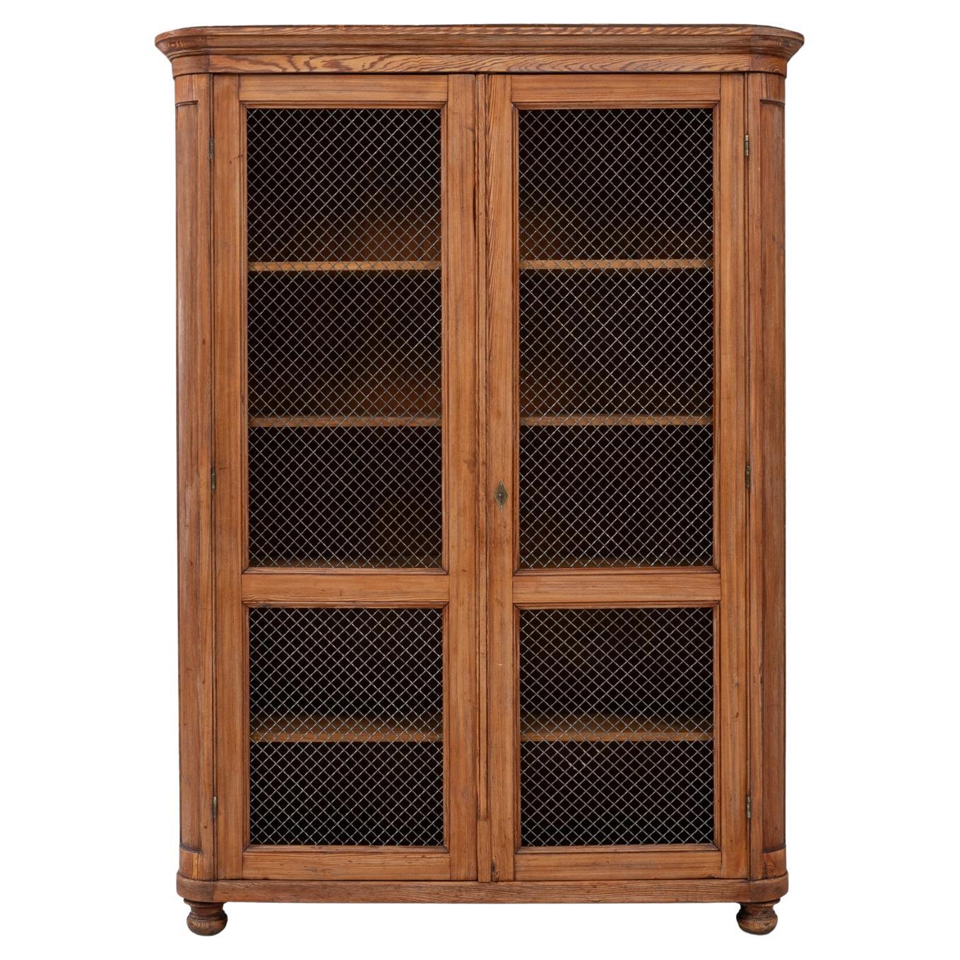 Cabinet en bois français du 19e siècle avec grille en métal