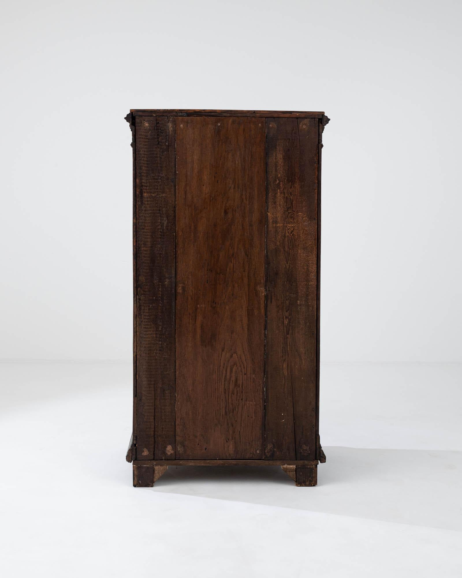 Französischer Holzschrank des 19. Jahrhunderts mit originaler Patina im Angebot 11