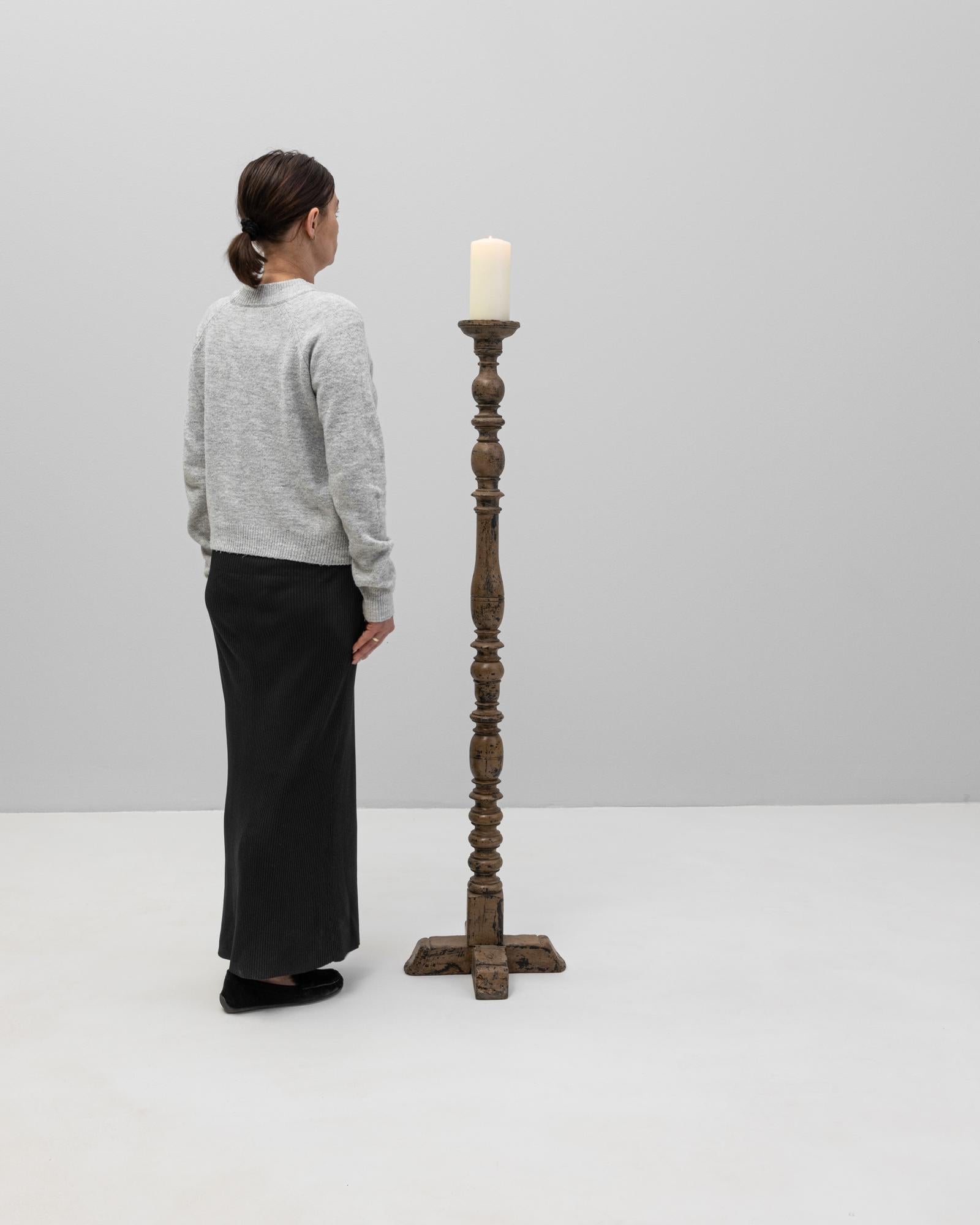 Candeliere in legno francese del XIX secolo In condizioni buone in vendita a High Point, NC