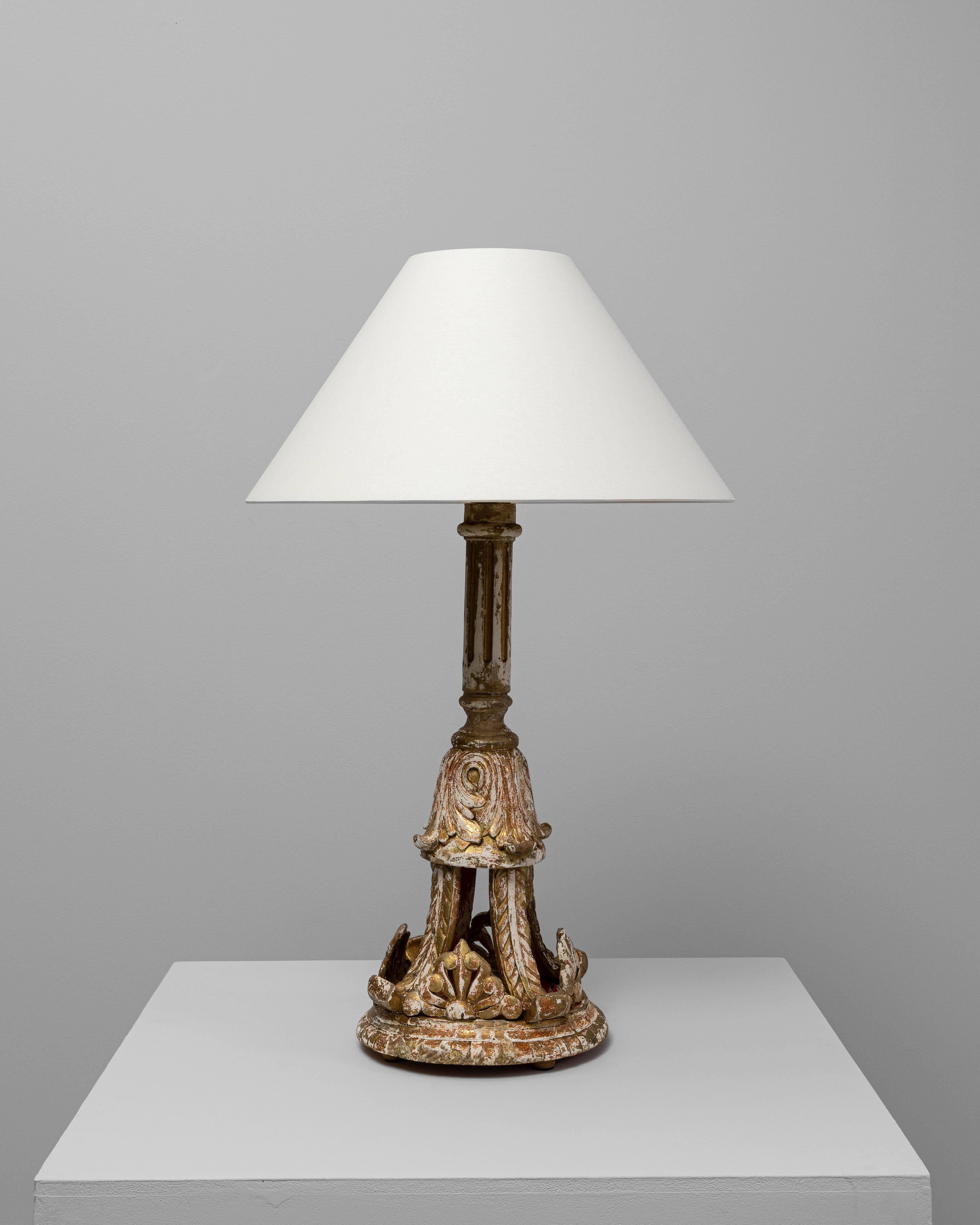 Français Lampe de table en bois sculpté du XIXe siècle en vente