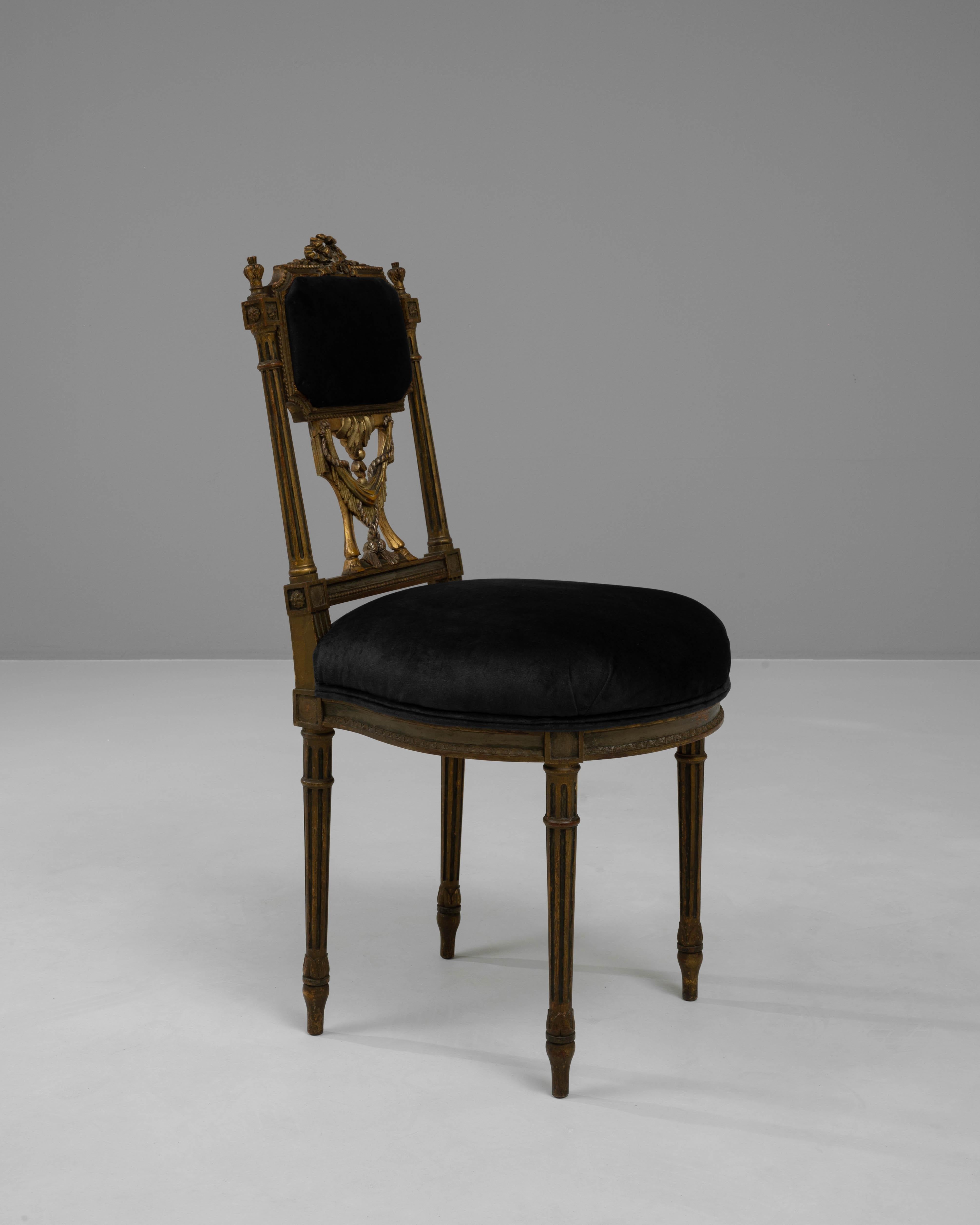Entrez dans un monde d'opulence royale avec cette magnifique chaise en bois française du XIXe siècle, une pièce qui incarne la grandeur du design français historique. Cette chaise présente un cadre exquis avec des sculptures dorées complexes,