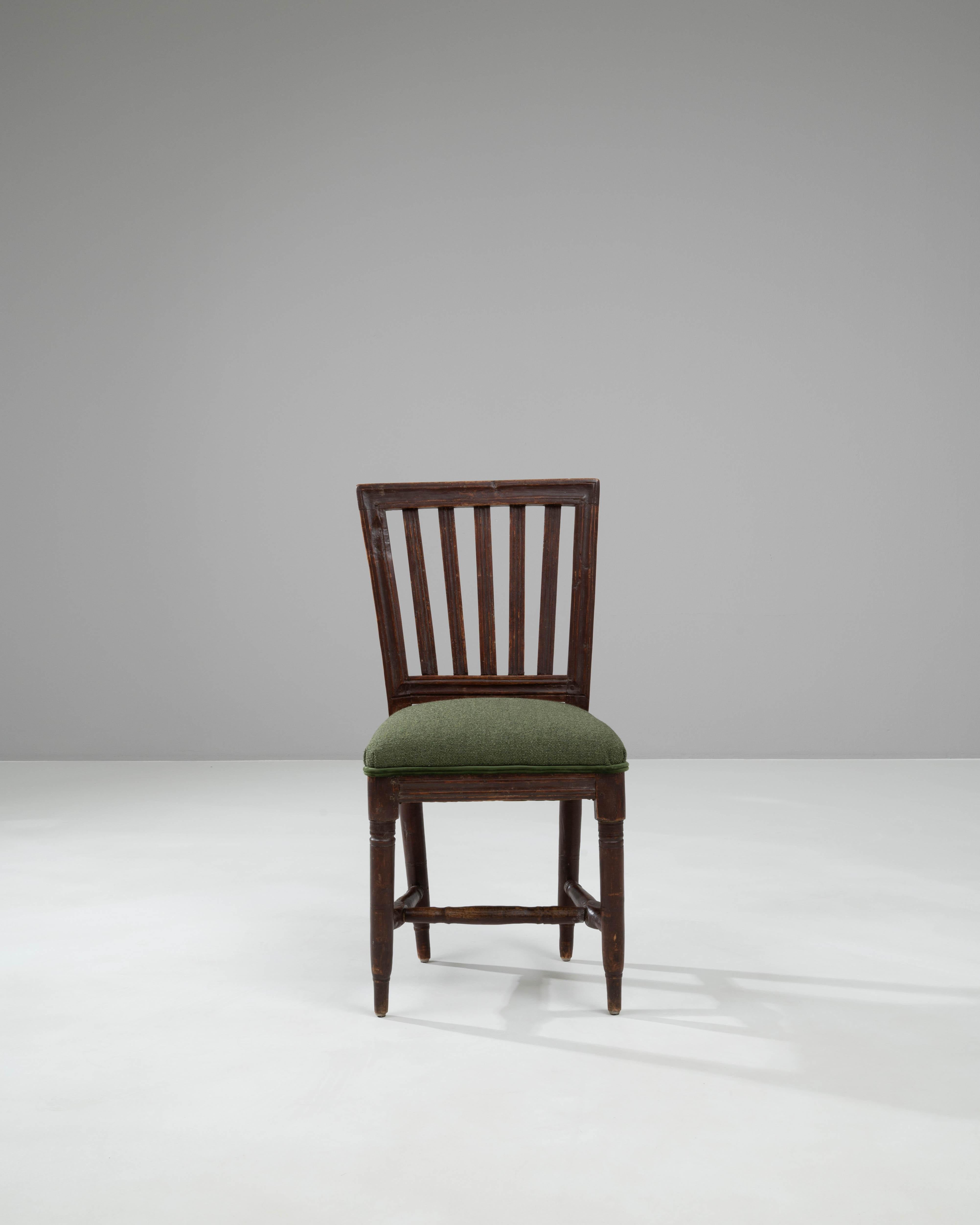 Cette chaise en bois française du XIXe siècle est un magnifique témoignage de l'artisanat classique et d'un style intemporel. Fabriquée en bois robuste avec une finition riche et profonde, la chaise présente des pieds élégamment effilés et un