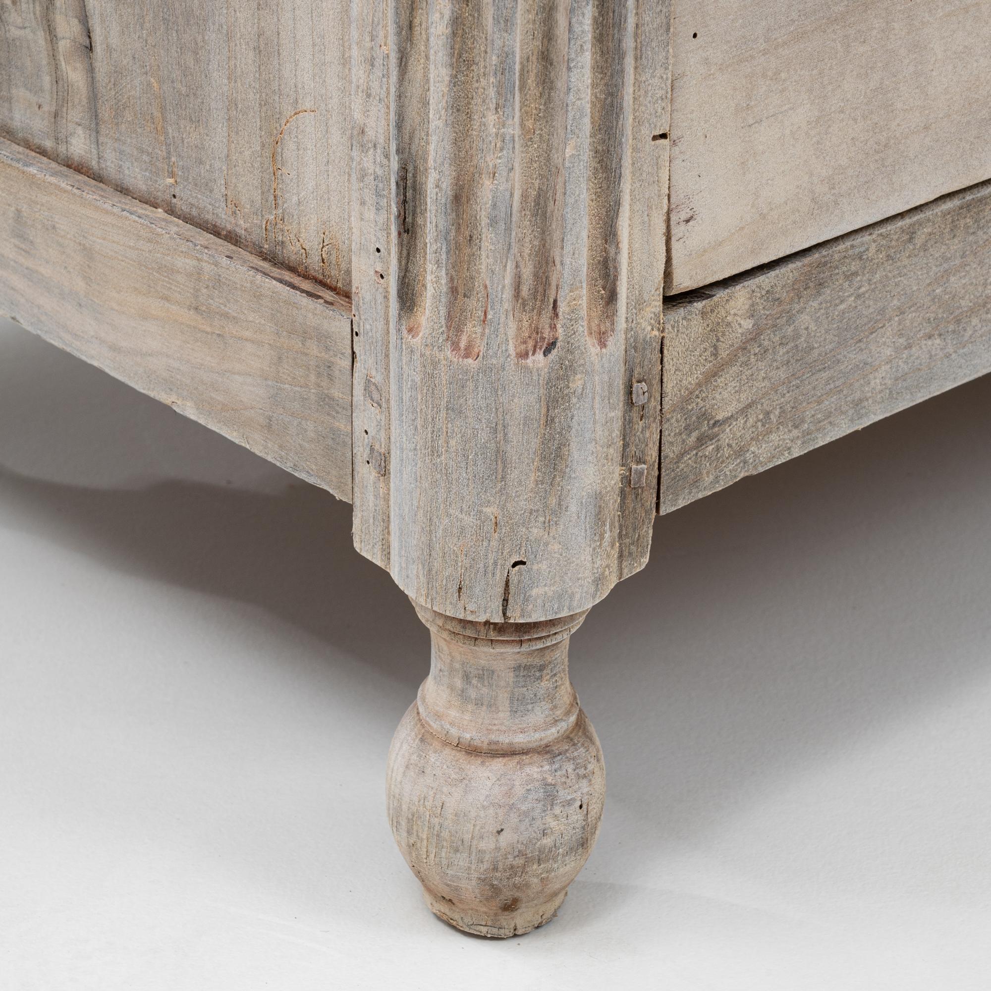 Commode en bois française du 19ème siècle en vente 5