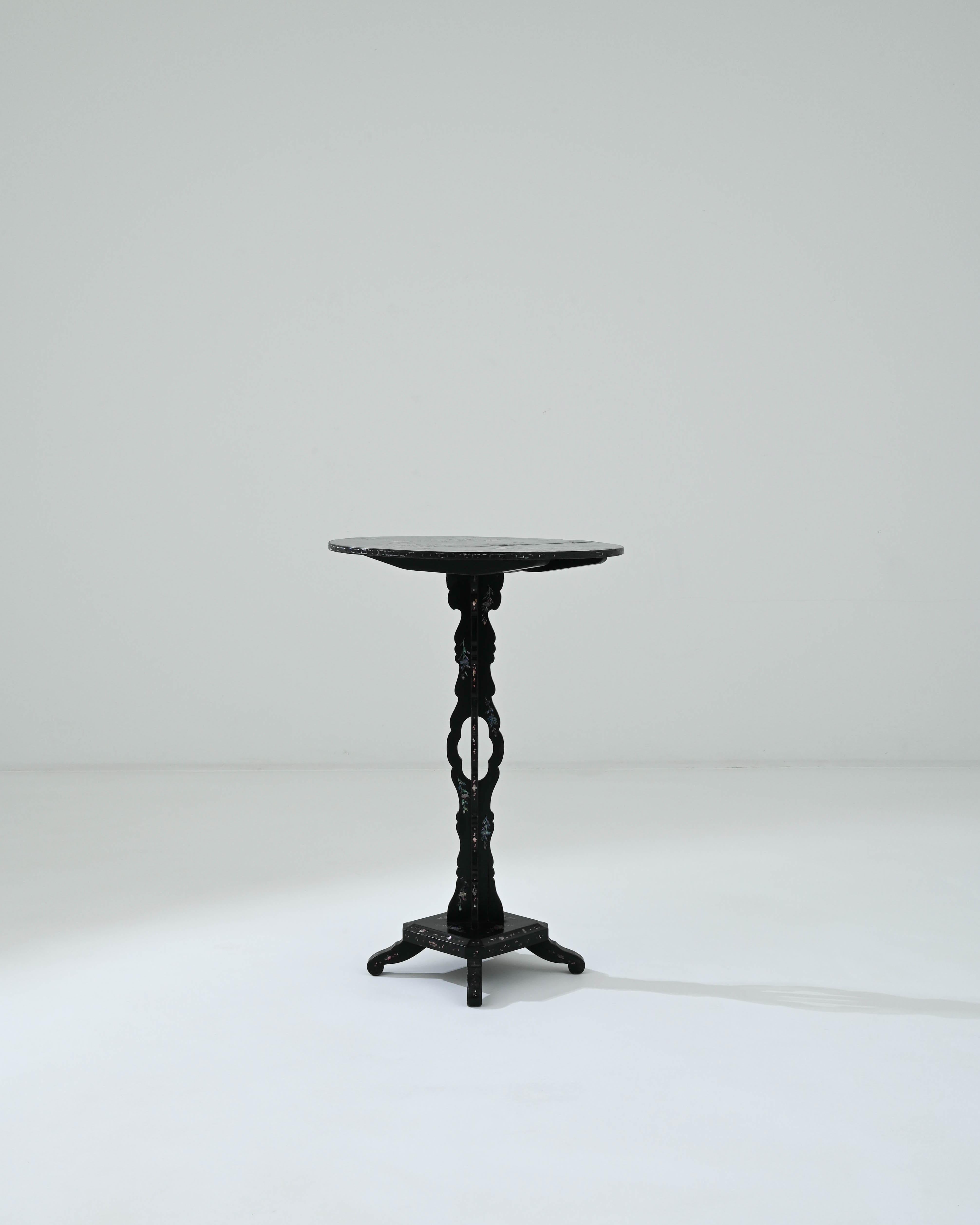 Incrusté Table chinoise en bois du 19e siècle en vente