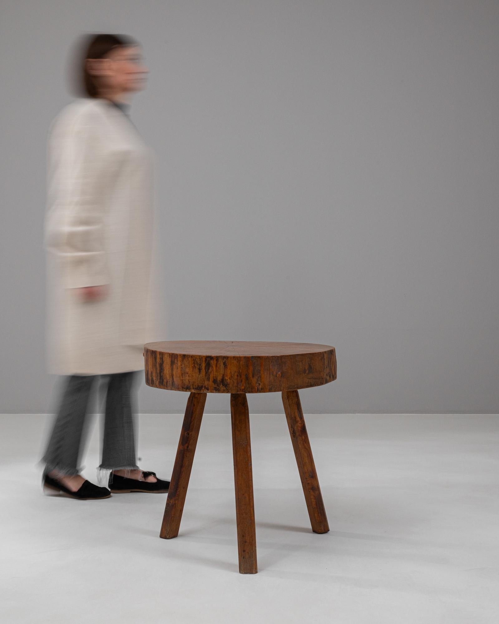 Capturez l'essence de l'élégance rustique avec cette table basse française en bois du XIXe siècle, une véritable pièce patrimoniale à l'attrait intemporel. Fabriquée en bois massif, cette table présente une riche patine foncée et une usure