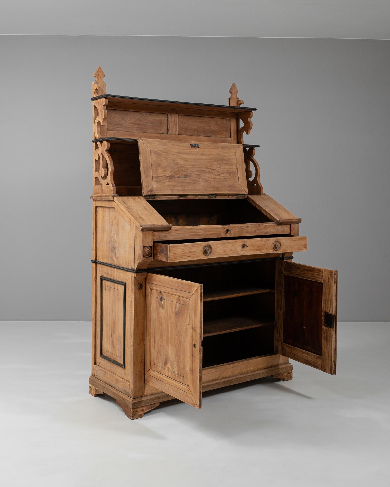 Questa credenza in legno francese del XIX secolo presenta un'intricata lavorazione artigianale e una finitura calda e naturale che ne evidenzia il fascino vintage. Caratterizzato da un ripiano superiore a due livelli con volute di ispirazione