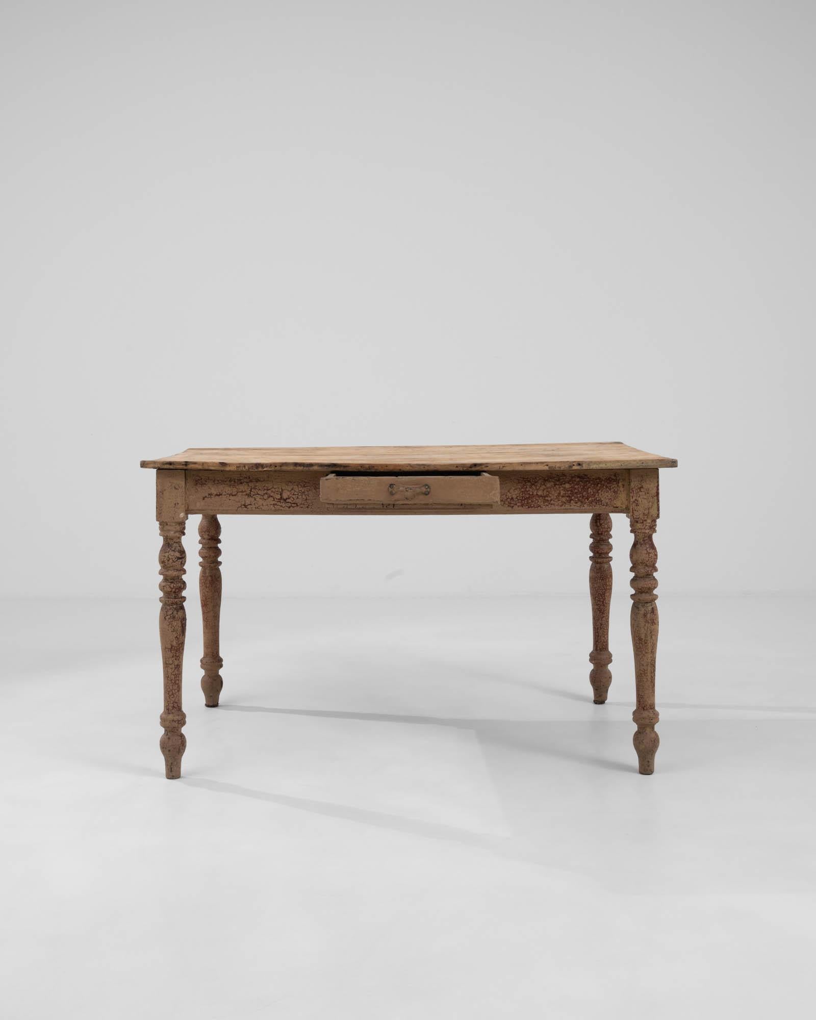 Genießen Sie die Essenz des französischen Provinzlebens mit diesem authentischen französischen Esstisch aus Holz aus dem 19. Dieser Tisch strahlt rustikale Eleganz aus und hat eine breite, robuste Platte, die die schönen Spuren der Zeit trägt und