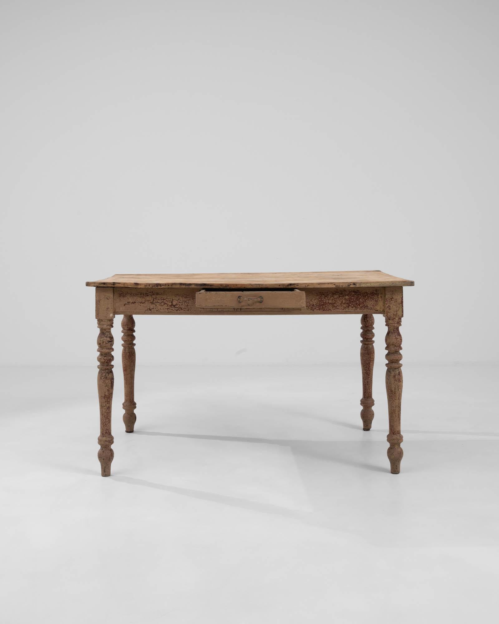 Festoyez dans l'essence de la vie provinciale française avec cette authentique table à manger française en bois du XIXe siècle. D'une élégance rustique, cette table est dotée d'un large plateau robuste qui porte les belles marques du temps, offrant
