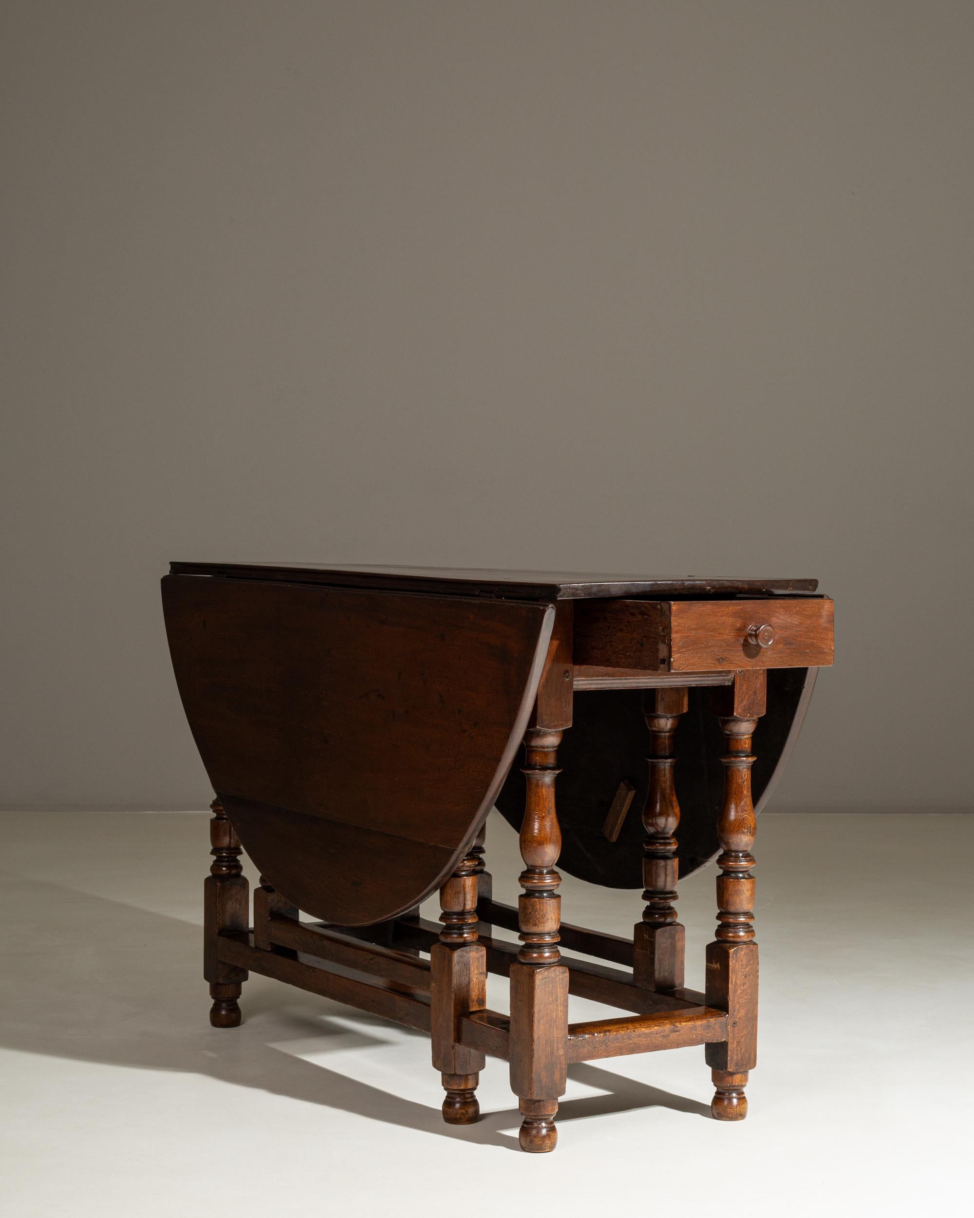 19th Century French Wooden Drop Leaf Table in Original Patina in vendita 4