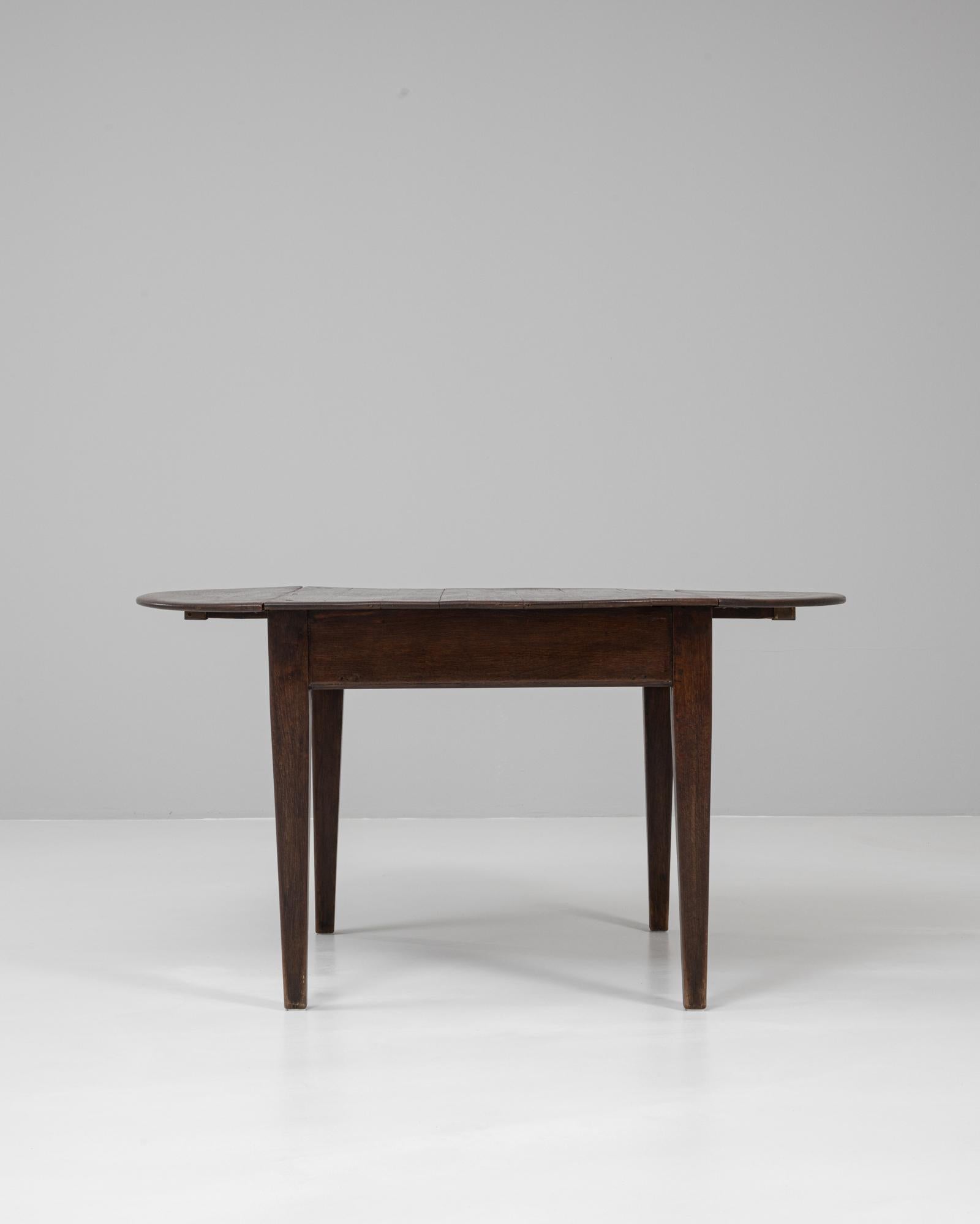 19th Century French Wooden Drop Leaf Table In Original Patina Francés en venta