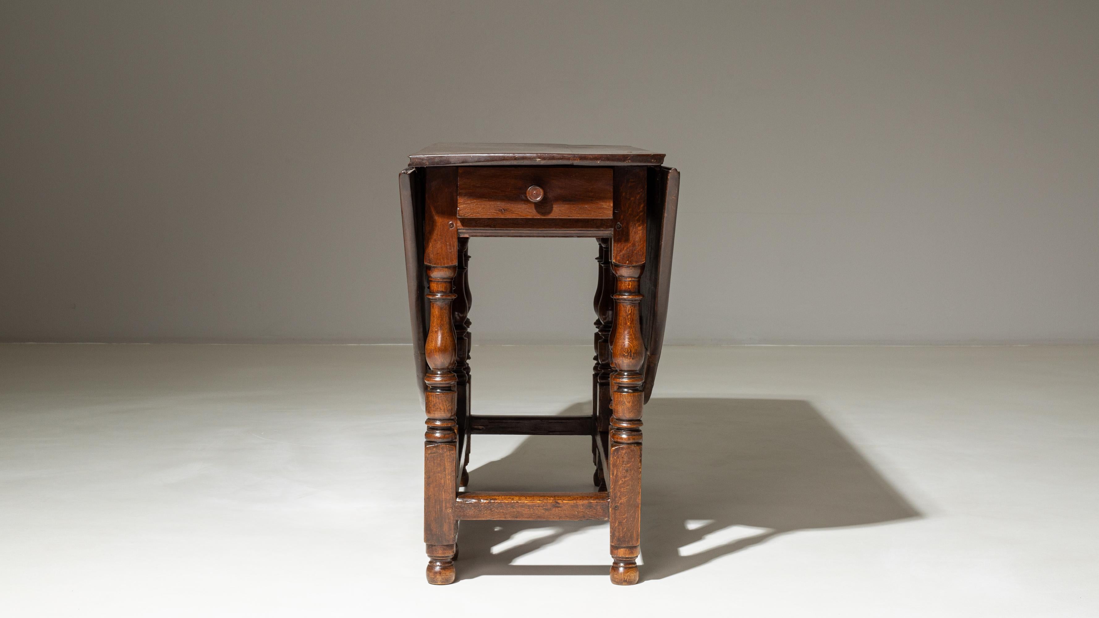 Francese 19th Century French Wooden Drop Leaf Table in Original Patina in vendita
