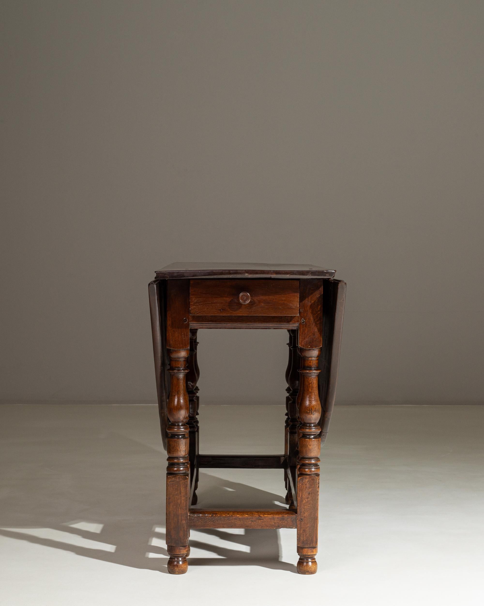 19th Century French Wooden Drop Leaf Table in Original Patina In condizioni buone in vendita a High Point, NC