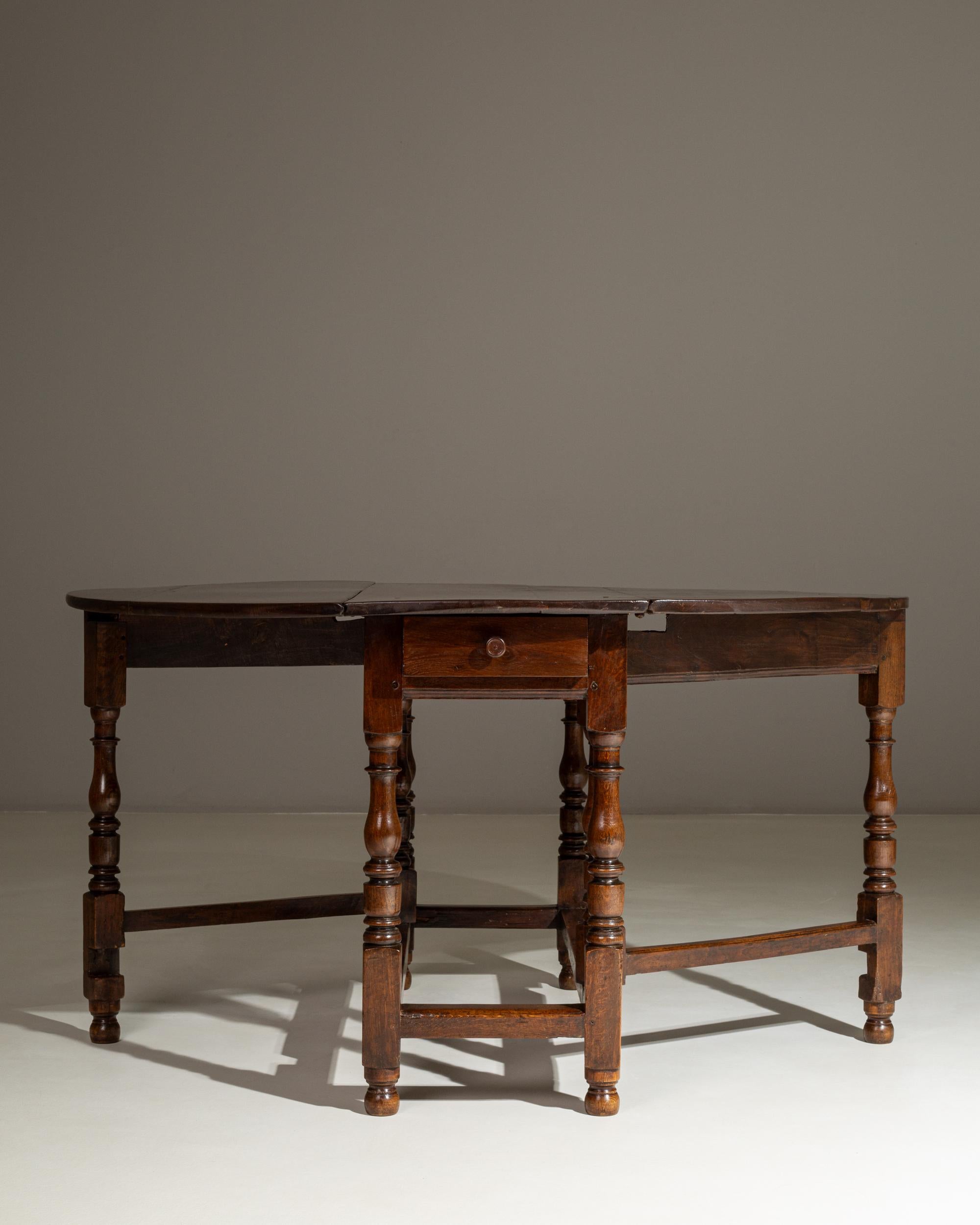 XIX secolo 19th Century French Wooden Drop Leaf Table in Original Patina in vendita