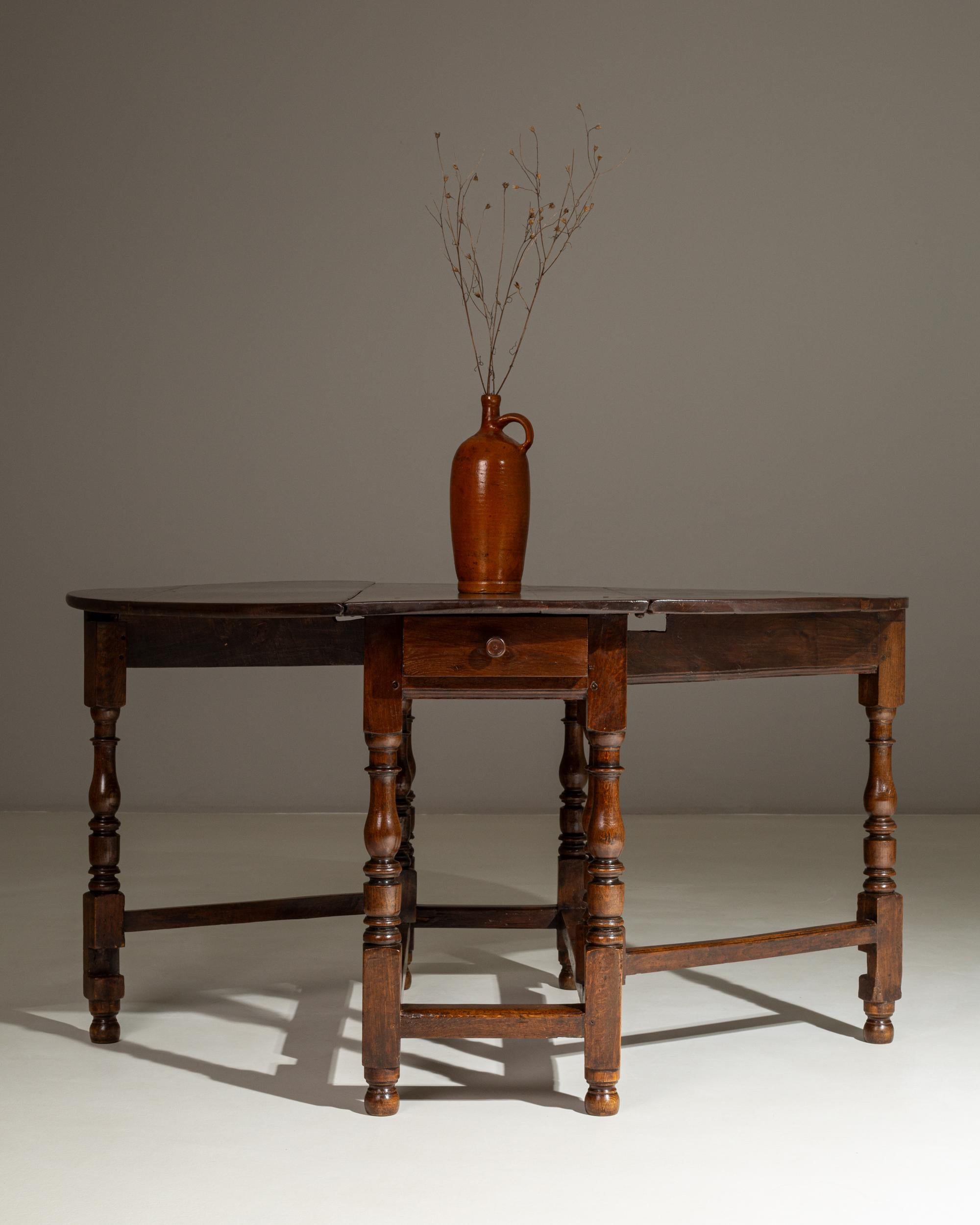 Legno 19th Century French Wooden Drop Leaf Table in Original Patina in vendita