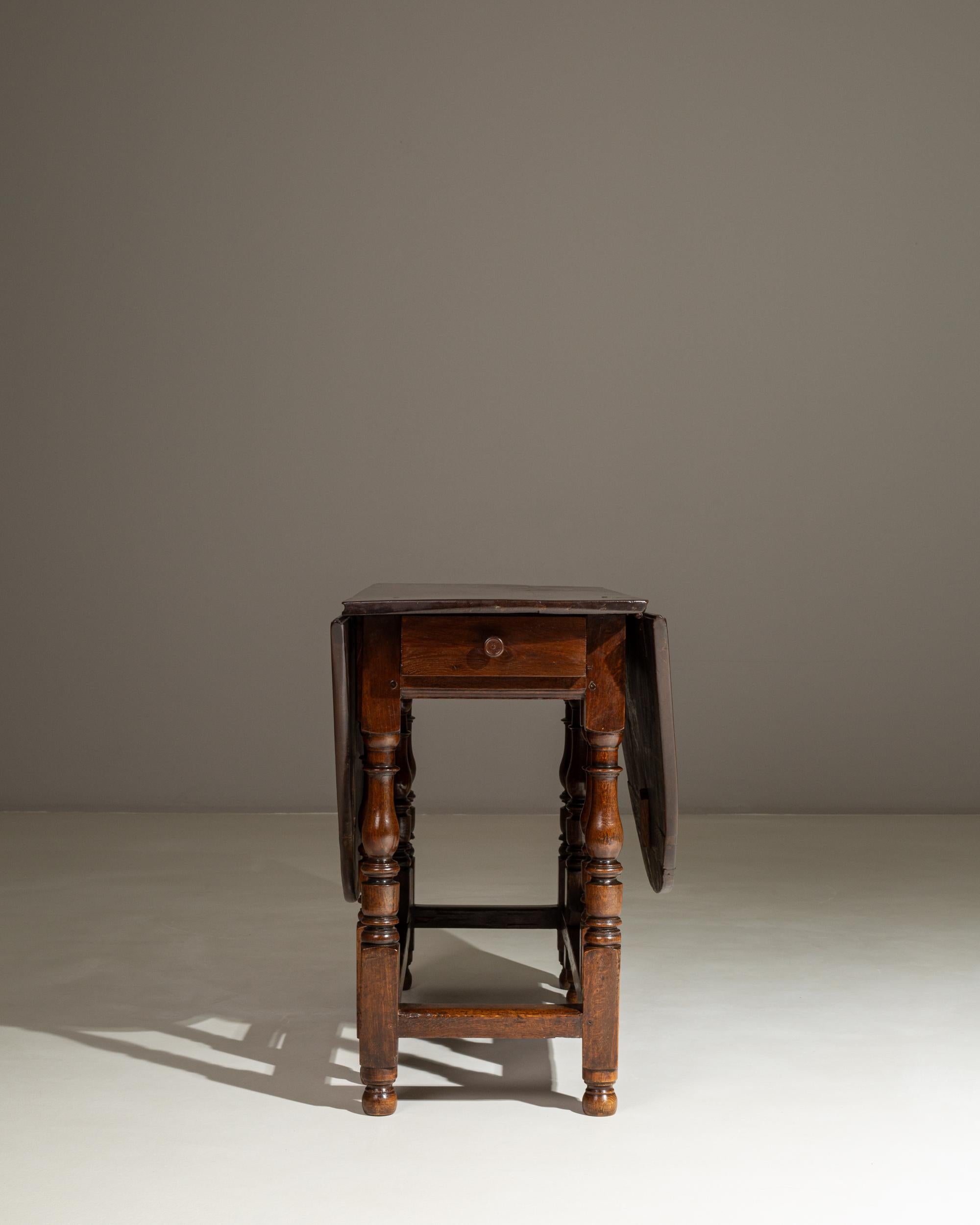 19th Century French Wooden Drop Leaf Table in Original Patina in vendita 1