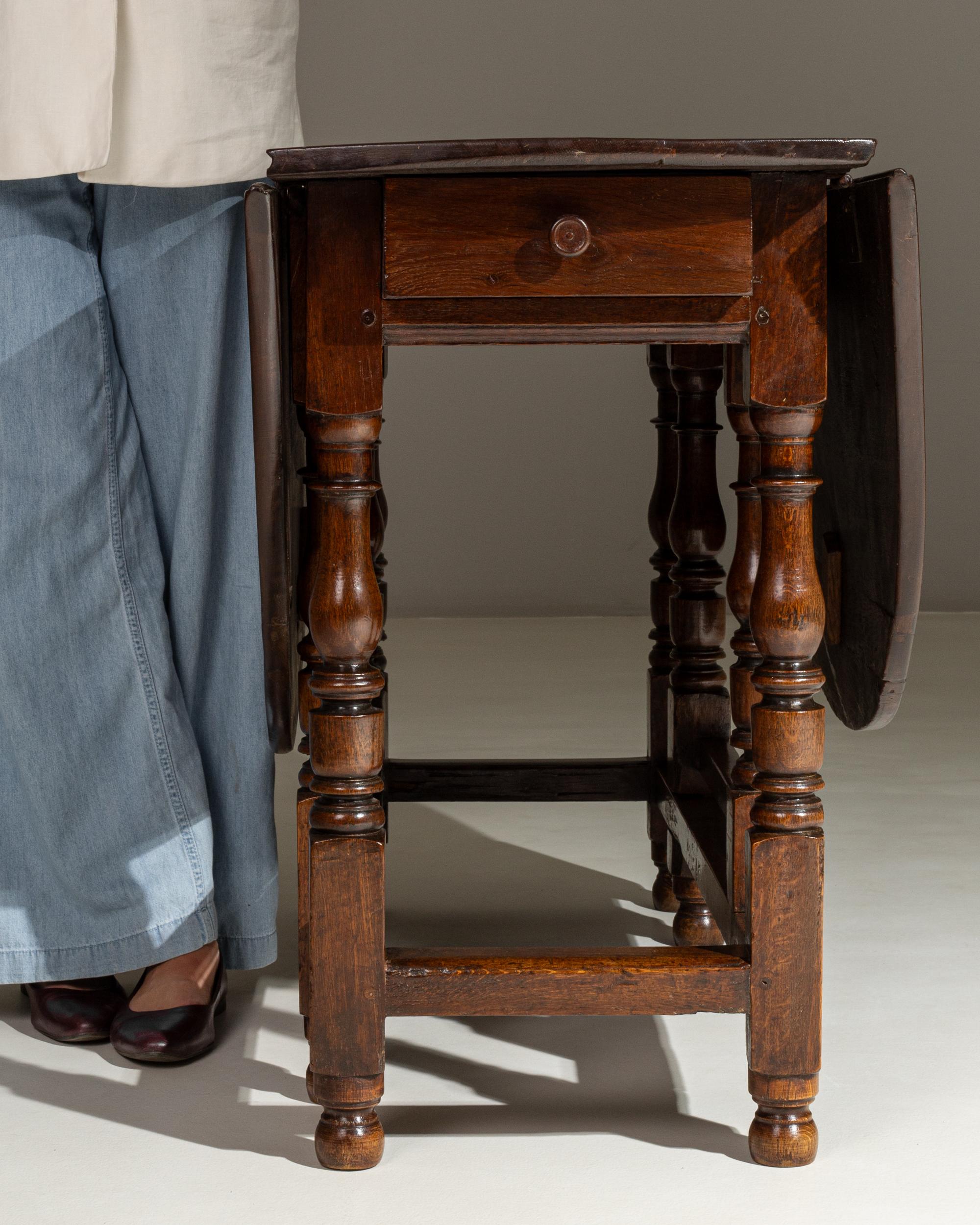 19th Century French Wooden Drop Leaf Table in Original Patina in vendita 2