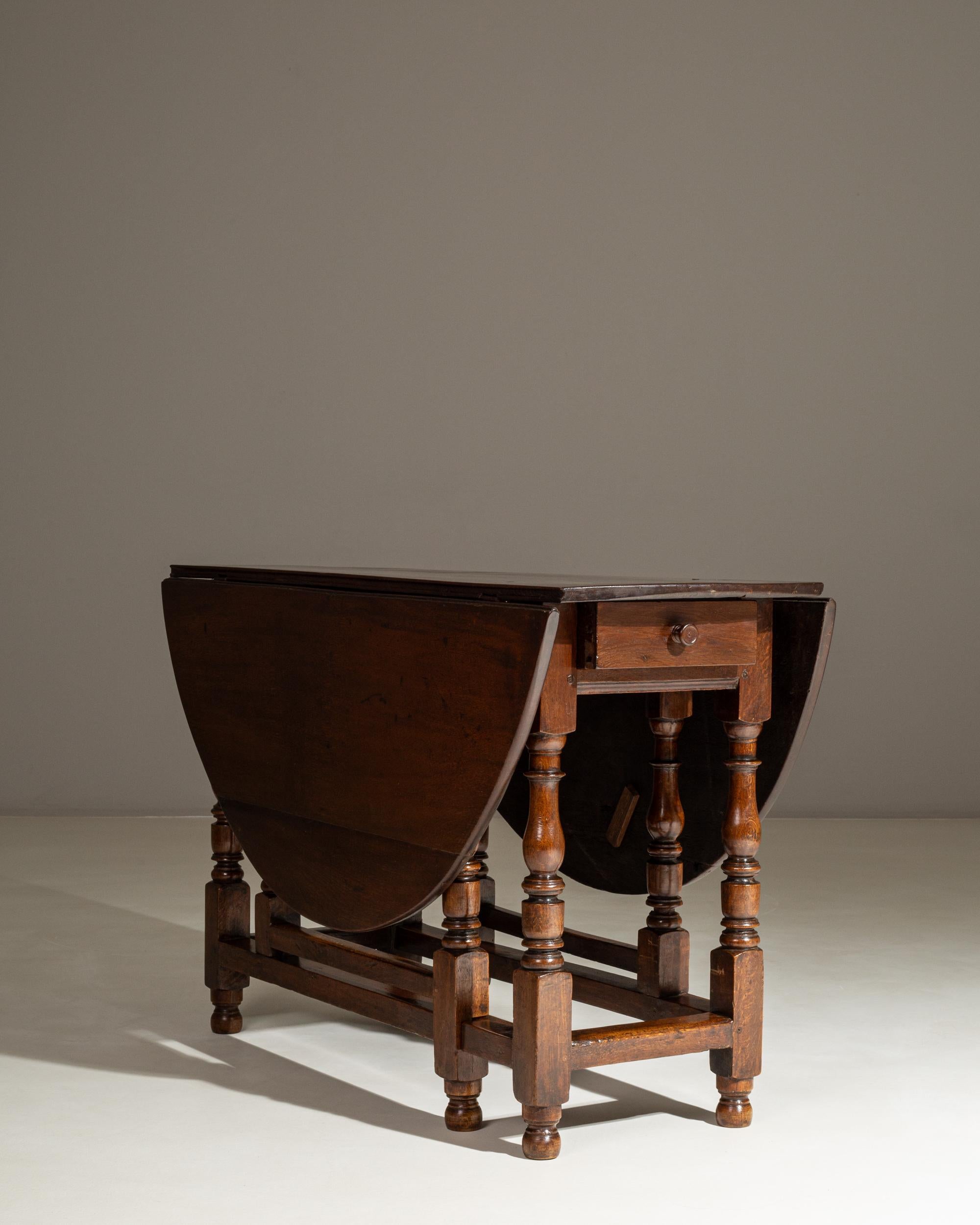 19th Century French Wooden Drop Leaf Table in Original Patina in vendita 3