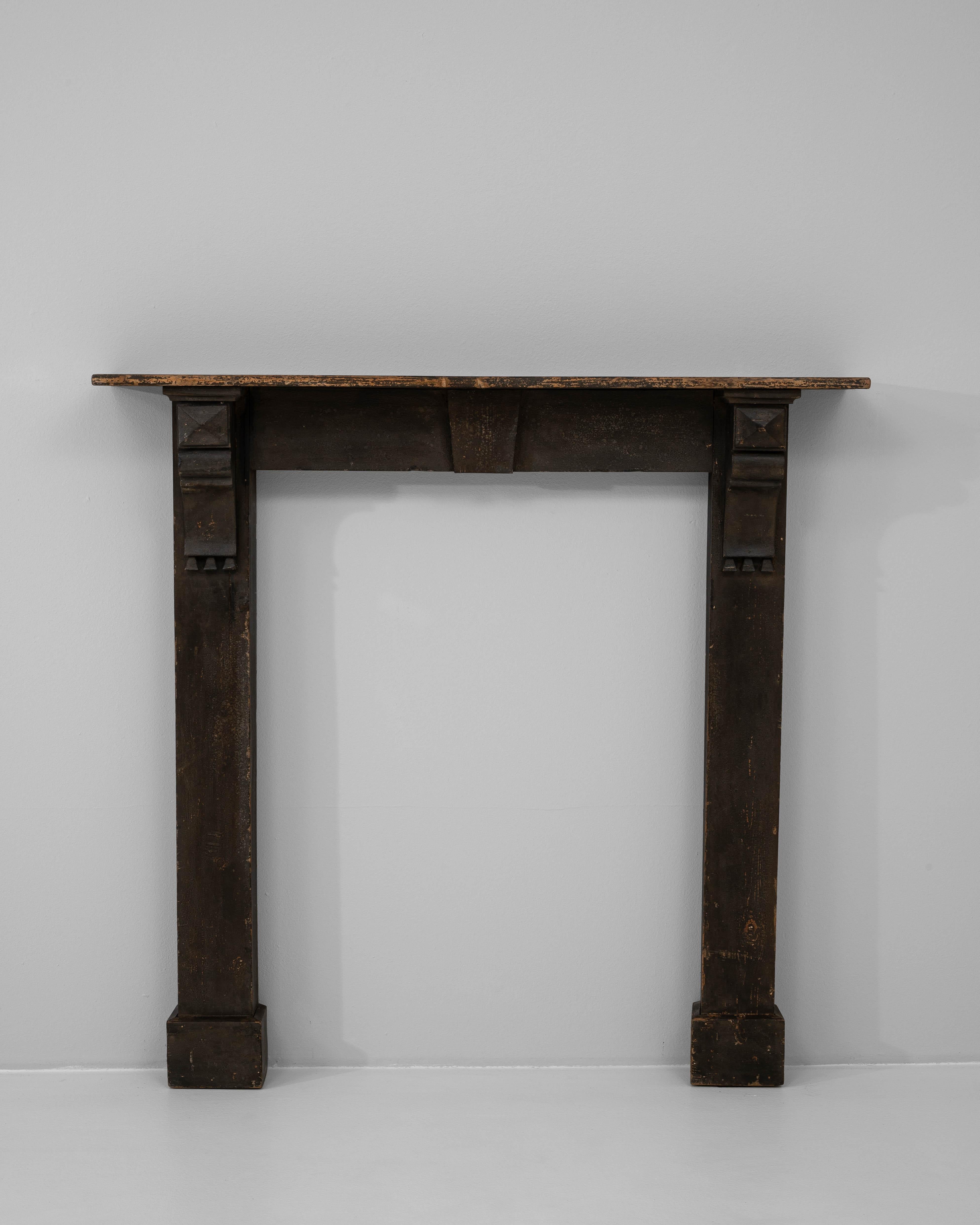 Dieser französische Kaminsims aus dem 19. Jahrhundert versprüht mit seiner alten Patina und den handgeschnitzten Details antiken Charme. Er ist aus Massivholz gefertigt und hat eine schlichte rechteckige Form mit quadratischen Beinen, die jeweils
