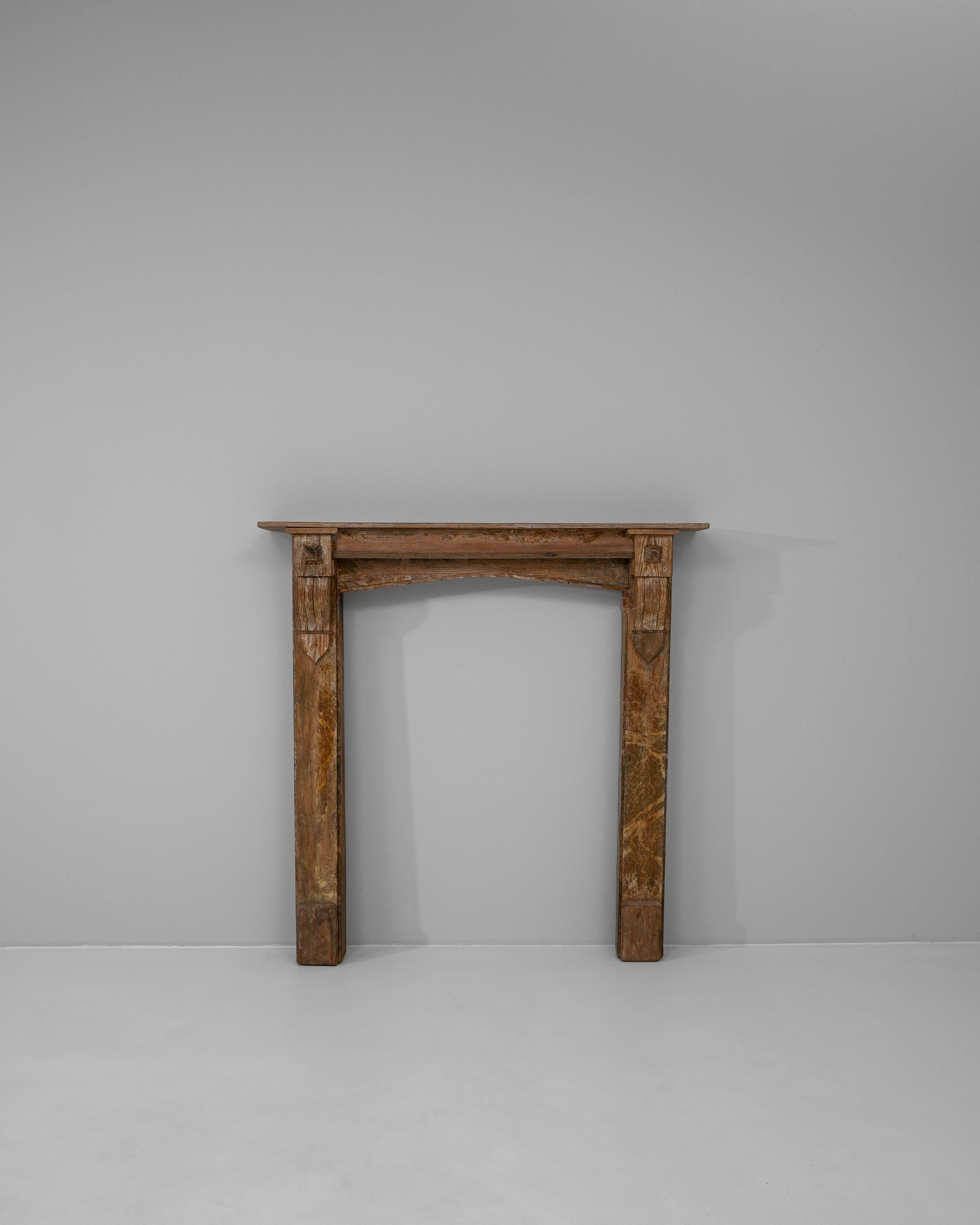 Dieser französische Kaminsims aus dem 19. Jahrhundert präsentiert sich mit seiner natürlichen Holzmaserung und der gealterten Patina in rustikaler, zeitloser Schönheit. Das Design zeichnet sich durch einen sanft gewölbten Fries aus, der der