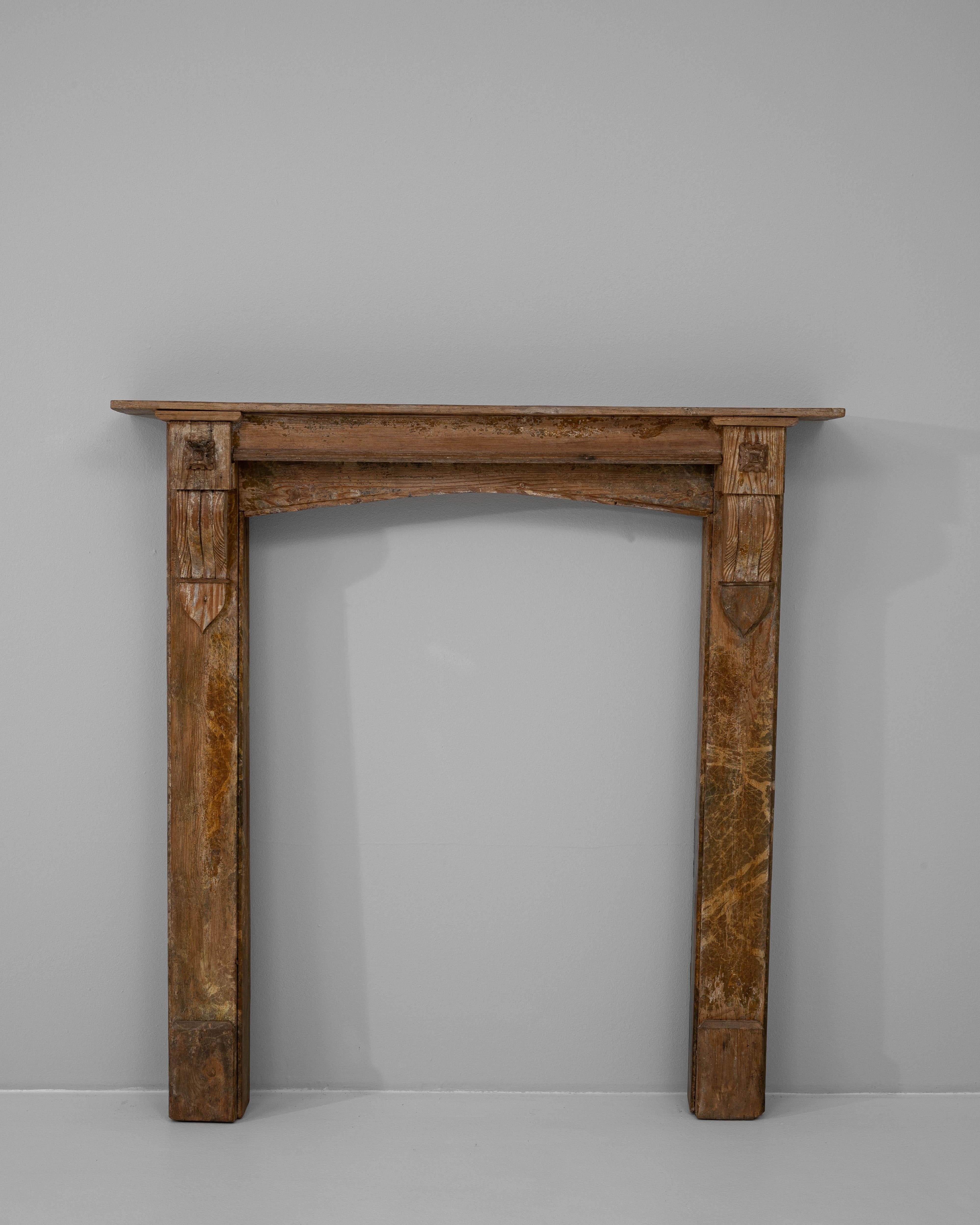 Französischer Holzkamin aus dem 19. (19. Jahrhundert) im Angebot