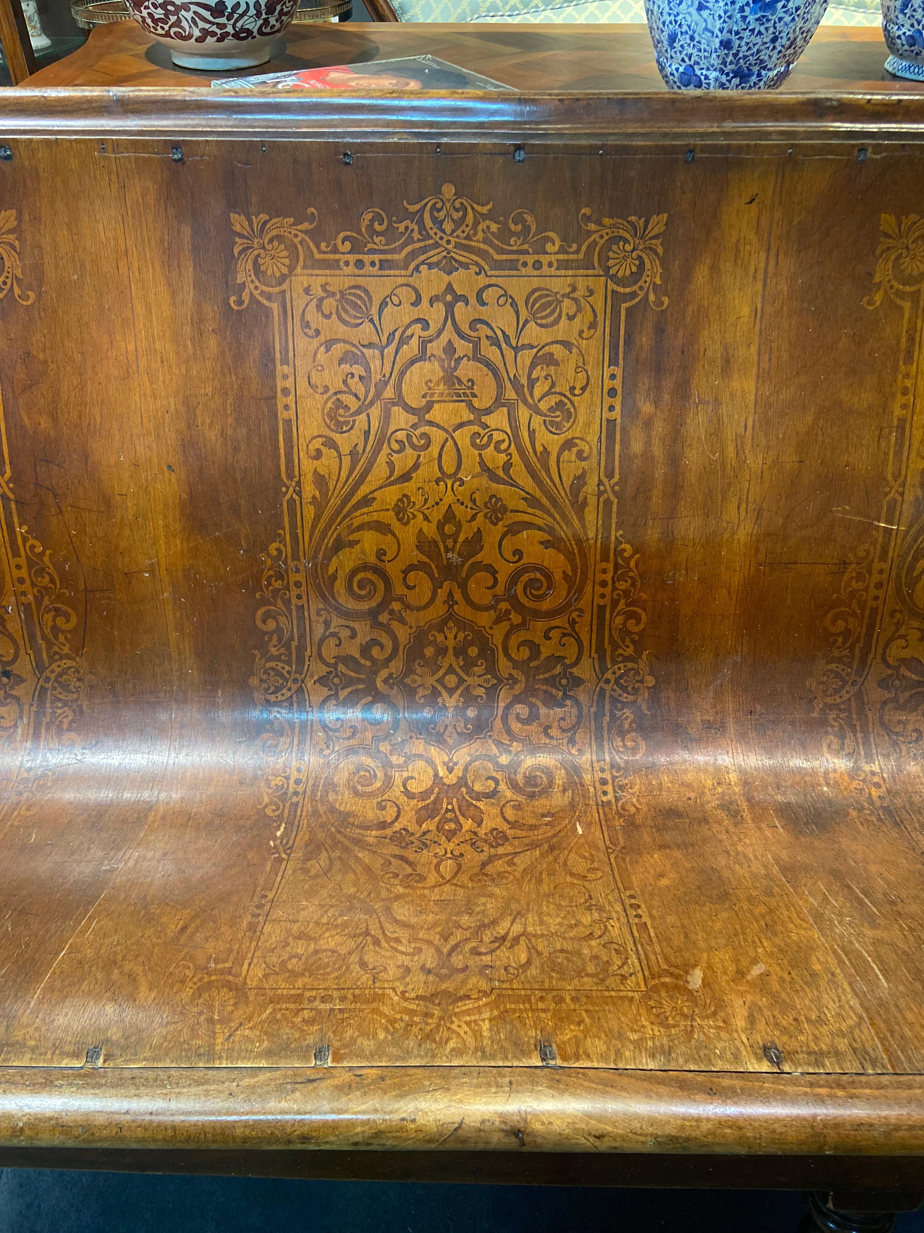 Französische handgeschnitzte lange Kirchenbänke aus Holz aus dem 19. Jahrhundert im Angebot 1