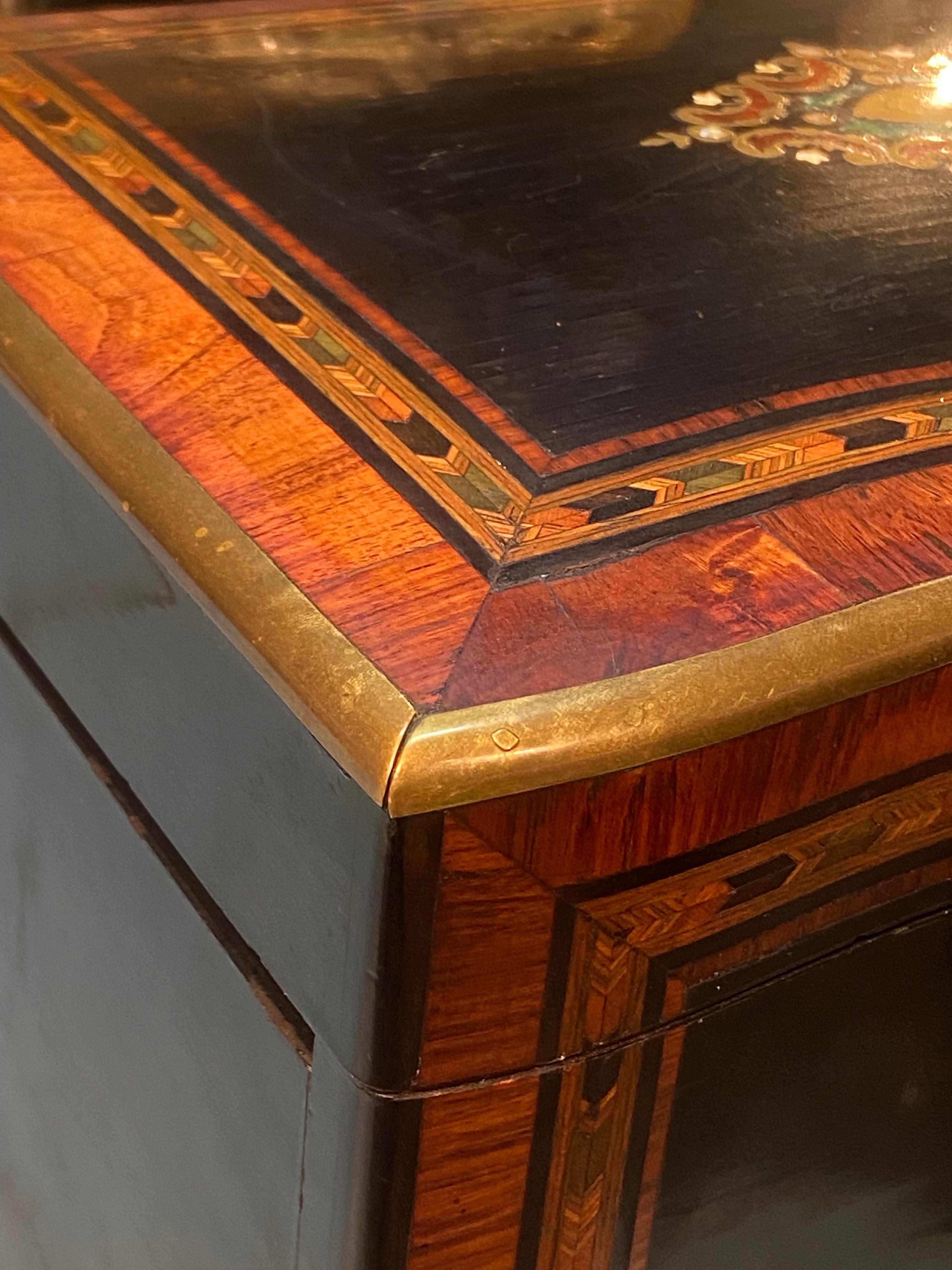 XIXe siècle Armoire à liqueur française Napoléon III du 19ème siècle en bois avec intérieur en cristal en vente