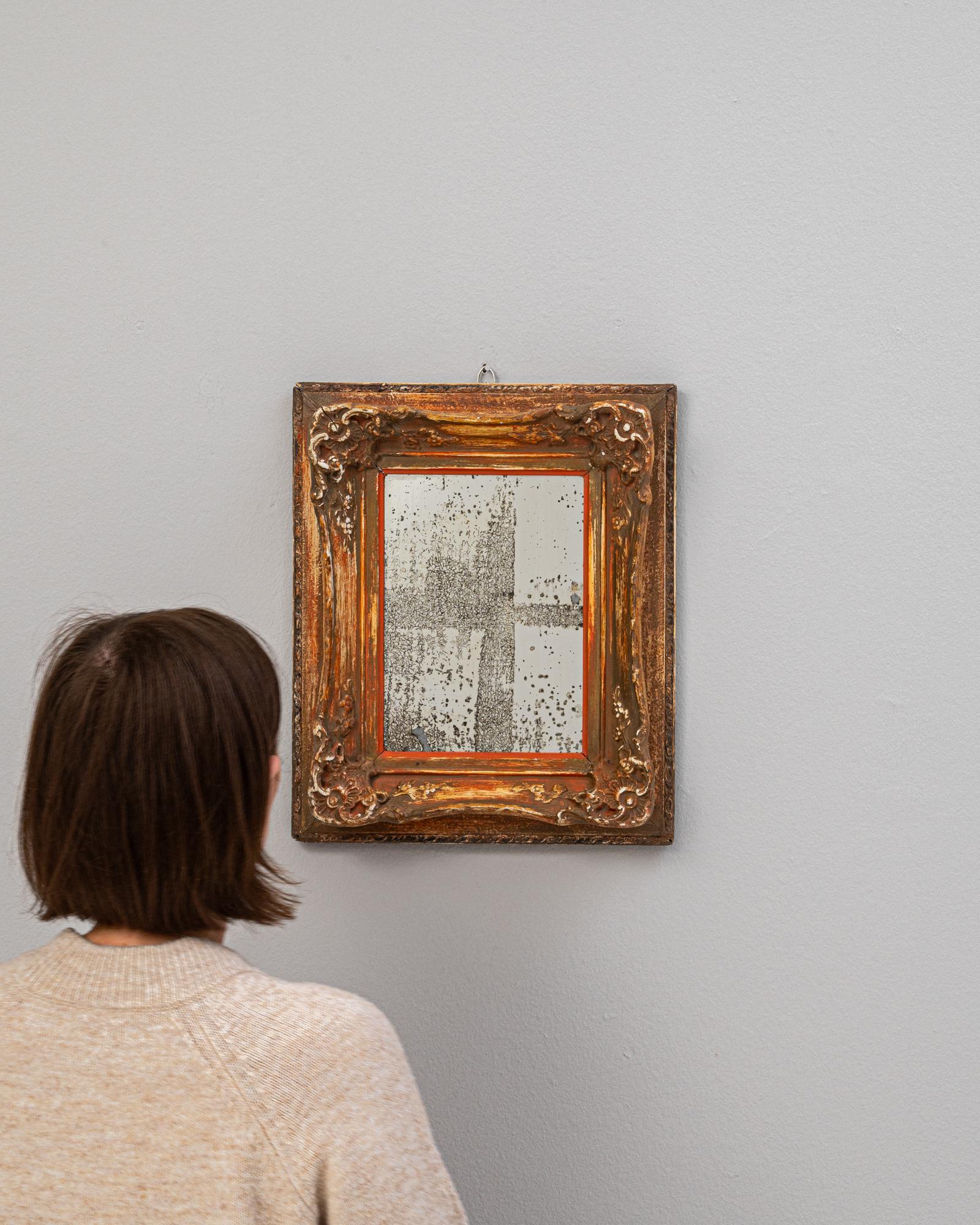 Dieser bezaubernde französische Holzspiegel aus dem 19. Jahrhundert ist eine kunstvolle Mischung aus Rustikalem und Raffiniertem. Der Spiegel selbst, der mit dem sanften Verfall der Versilberung befleckt ist, birgt eine geisterhafte Schönheit - ein