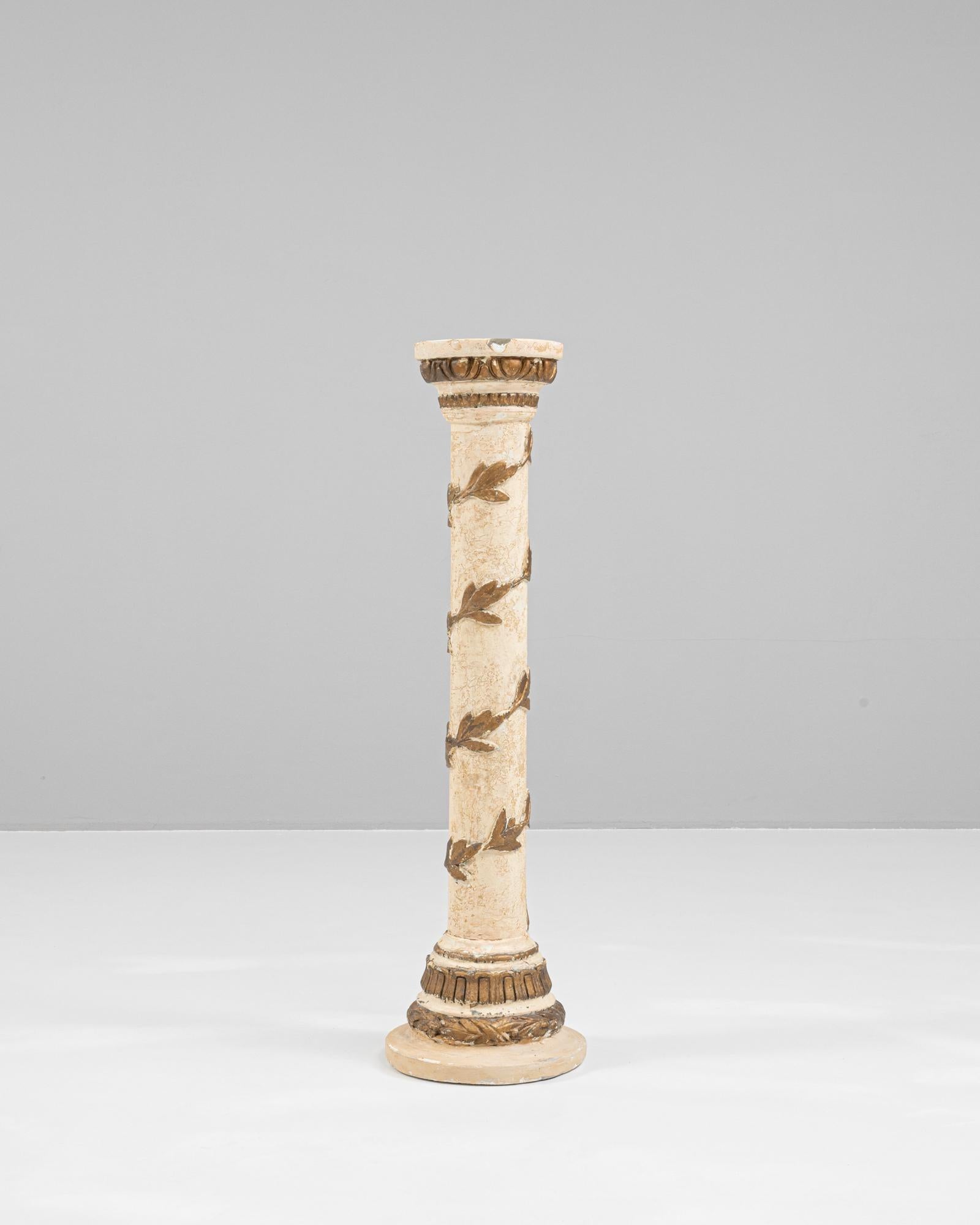 Dieser französische Holzsockel aus dem 19. Jahrhundert zeigt mit seiner säulenartigen Form und seinen raffinierten Verzierungen neoklassizistische Eleganz. Das aus Holz gefertigte und in einem sanften Cremeton mit vergoldeten Akzenten ausgeführte